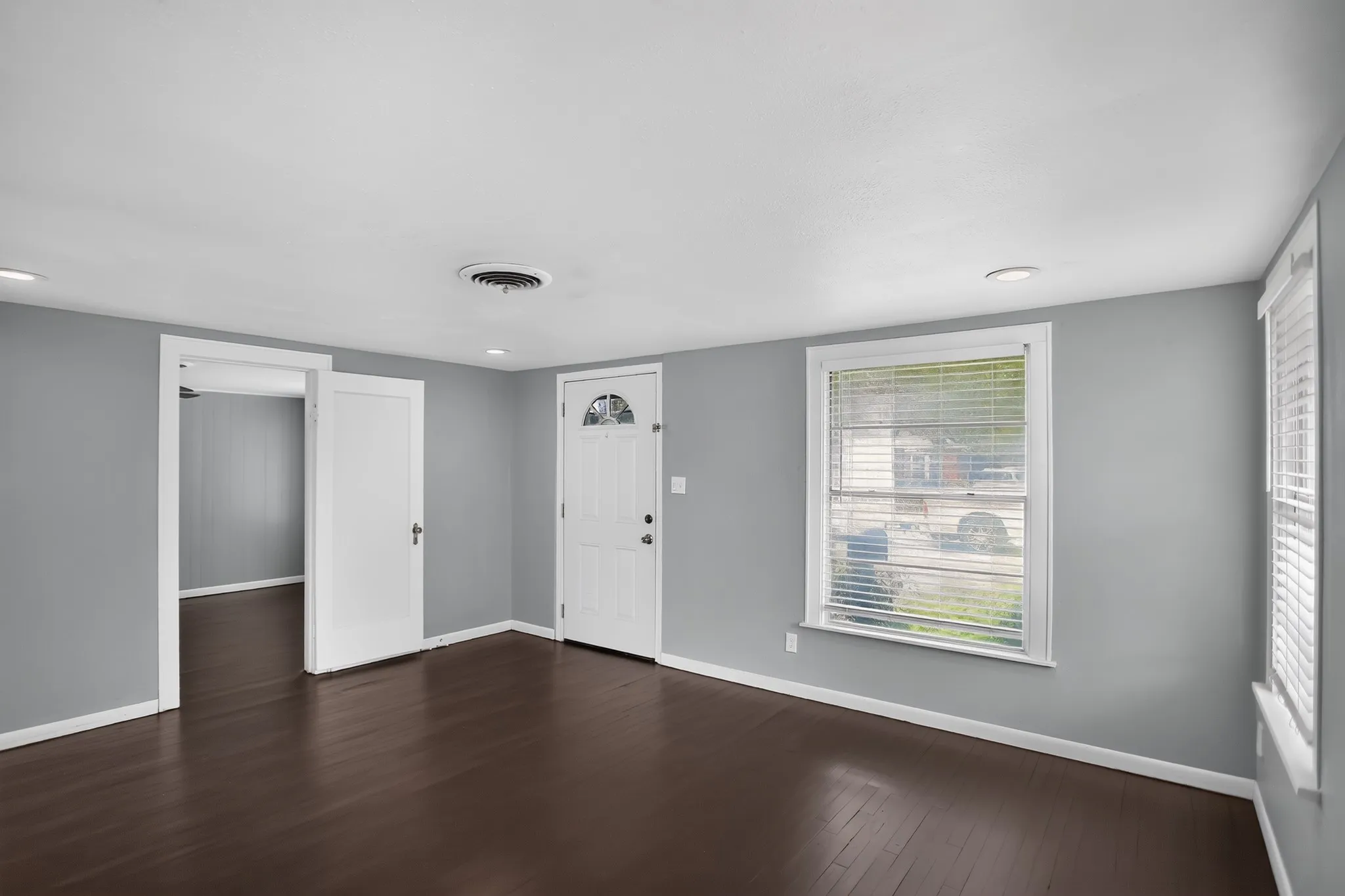 Single Family Residence For Sale in Tarrant County , 2811 Springdale Road, Fort Worth, Texas 76111, 2 Bedroom, 1 Bathroom, 1 Garage spaces, 976 Sqft, built in 1938, mls#21367759, Real Estate Agent in Fort Worth, Homes For Sale in Tarrant county, Homes For Sale in Fort Worth, Realtor in Fort Worth Texas, Real Estate Brokerage Independent Realty Texas, Luminita Cordes Realtor