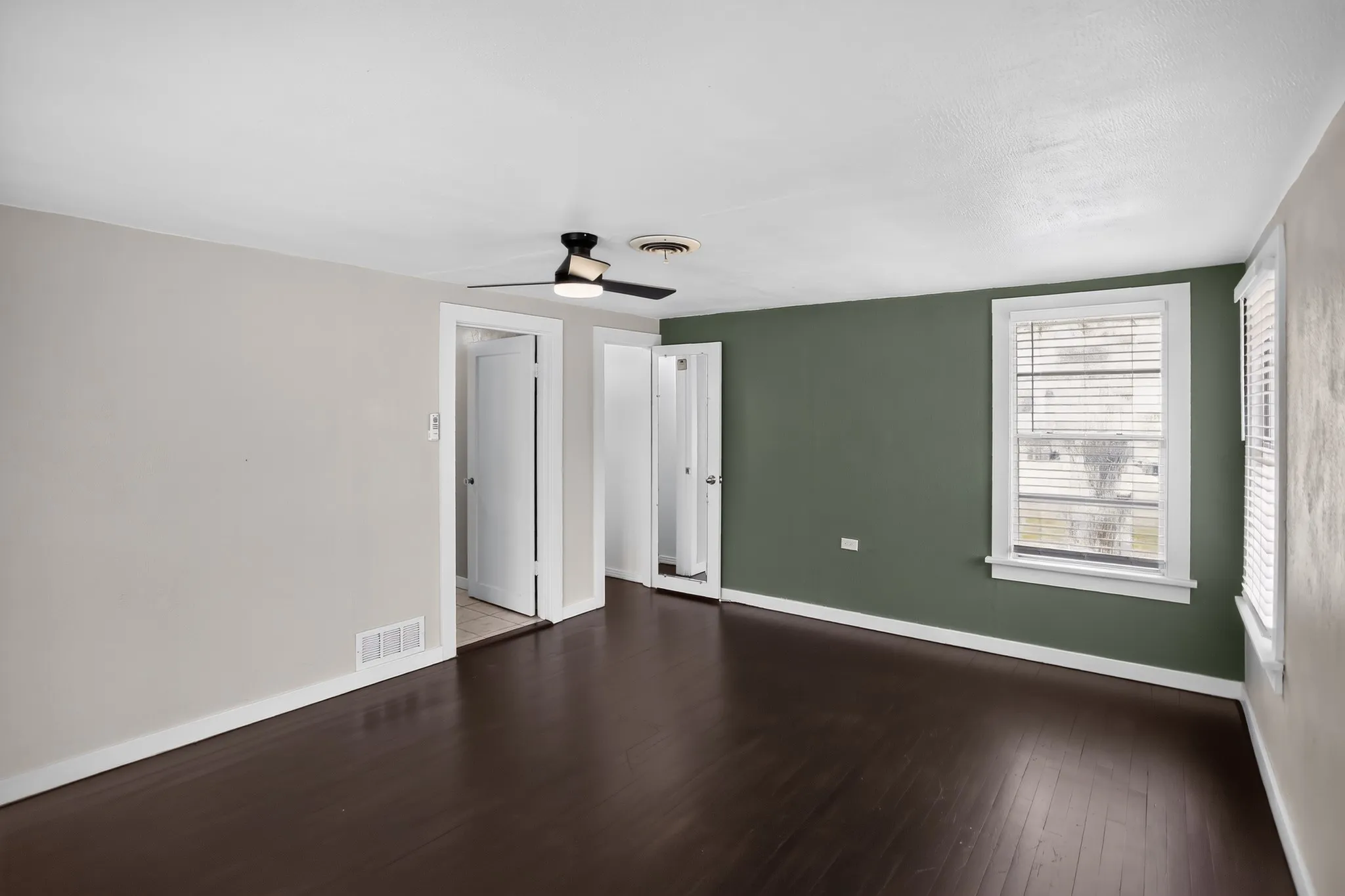 Single Family Residence For Sale in Tarrant County , 2811 Springdale Road, Fort Worth, Texas 76111, 2 Bedroom, 1 Bathroom, 1 Garage spaces, 976 Sqft, built in 1938, mls#21367759, Real Estate Agent in Fort Worth, Homes For Sale in Tarrant county, Homes For Sale in Fort Worth, Realtor in Fort Worth Texas, Real Estate Brokerage Independent Realty Texas, Luminita Cordes Realtor