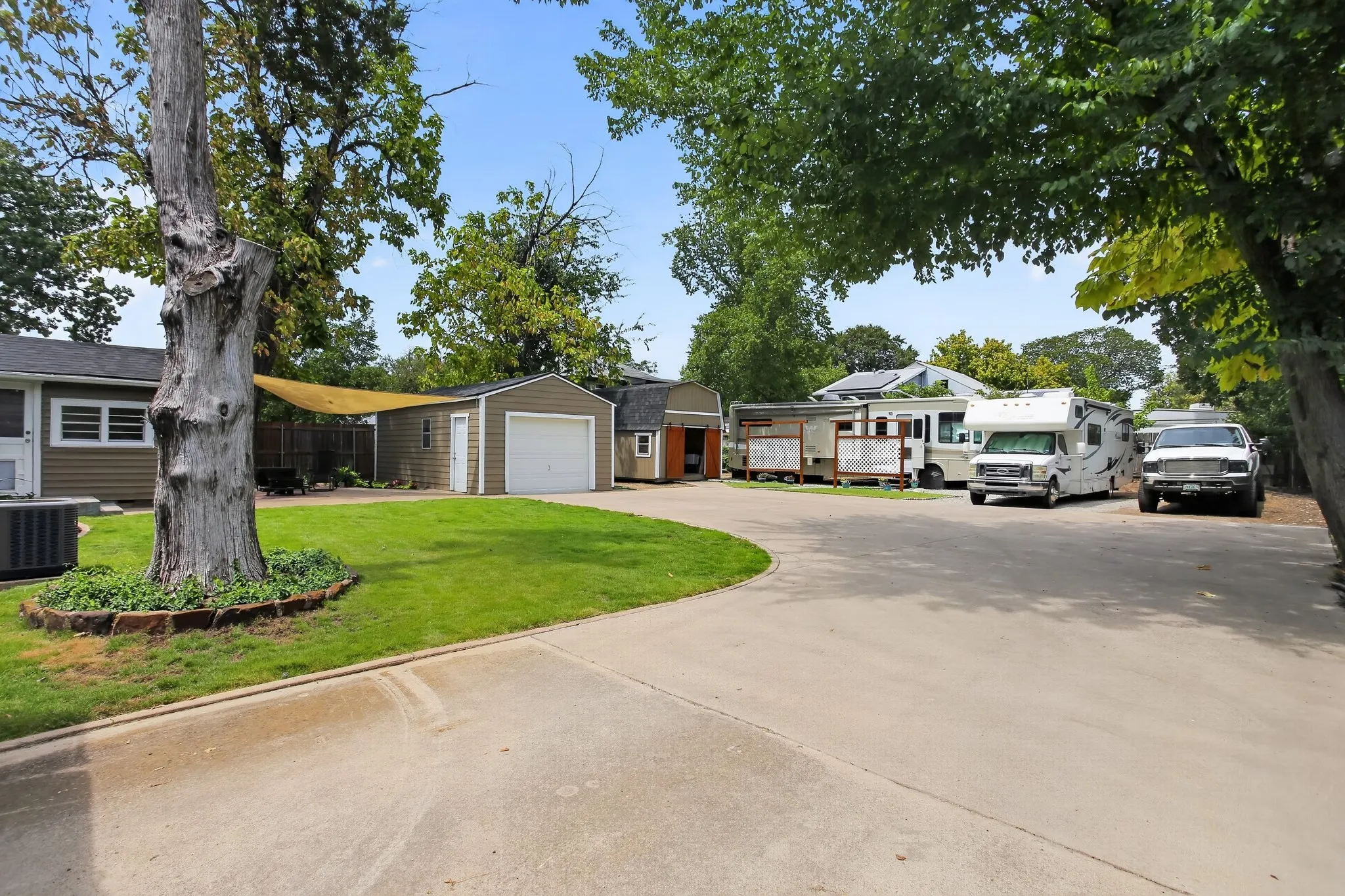Single Family Residence For Sale in Tarrant County , 2811 Springdale Road, Fort Worth, Texas 76111, 2 Bedroom, 1 Bathroom, 1 Garage spaces, 976 Sqft, built in 1938, mls#21367759, Real Estate Agent in Fort Worth, Homes For Sale in Tarrant county, Homes For Sale in Fort Worth, Realtor in Fort Worth Texas, Real Estate Brokerage Independent Realty Texas, Luminita Cordes Realtor