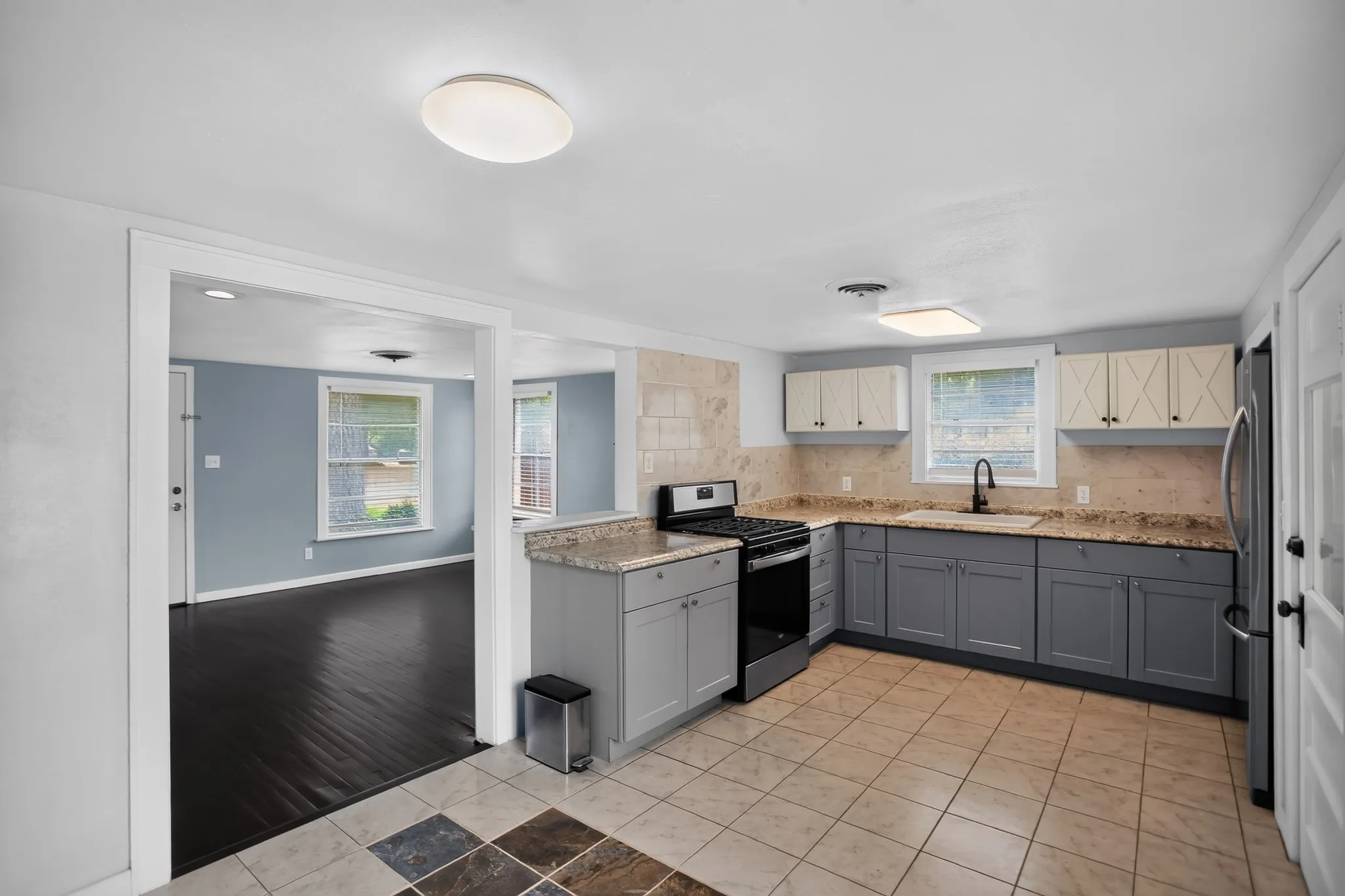 Single Family Residence For Sale in Tarrant County , 2811 Springdale Road, Fort Worth, Texas 76111, 2 Bedroom, 1 Bathroom, 1 Garage spaces, 976 Sqft, built in 1938, mls#21367759, Real Estate Agent in Fort Worth, Homes For Sale in Tarrant county, Homes For Sale in Fort Worth, Realtor in Fort Worth Texas, Real Estate Brokerage Independent Realty Texas, Luminita Cordes Realtor