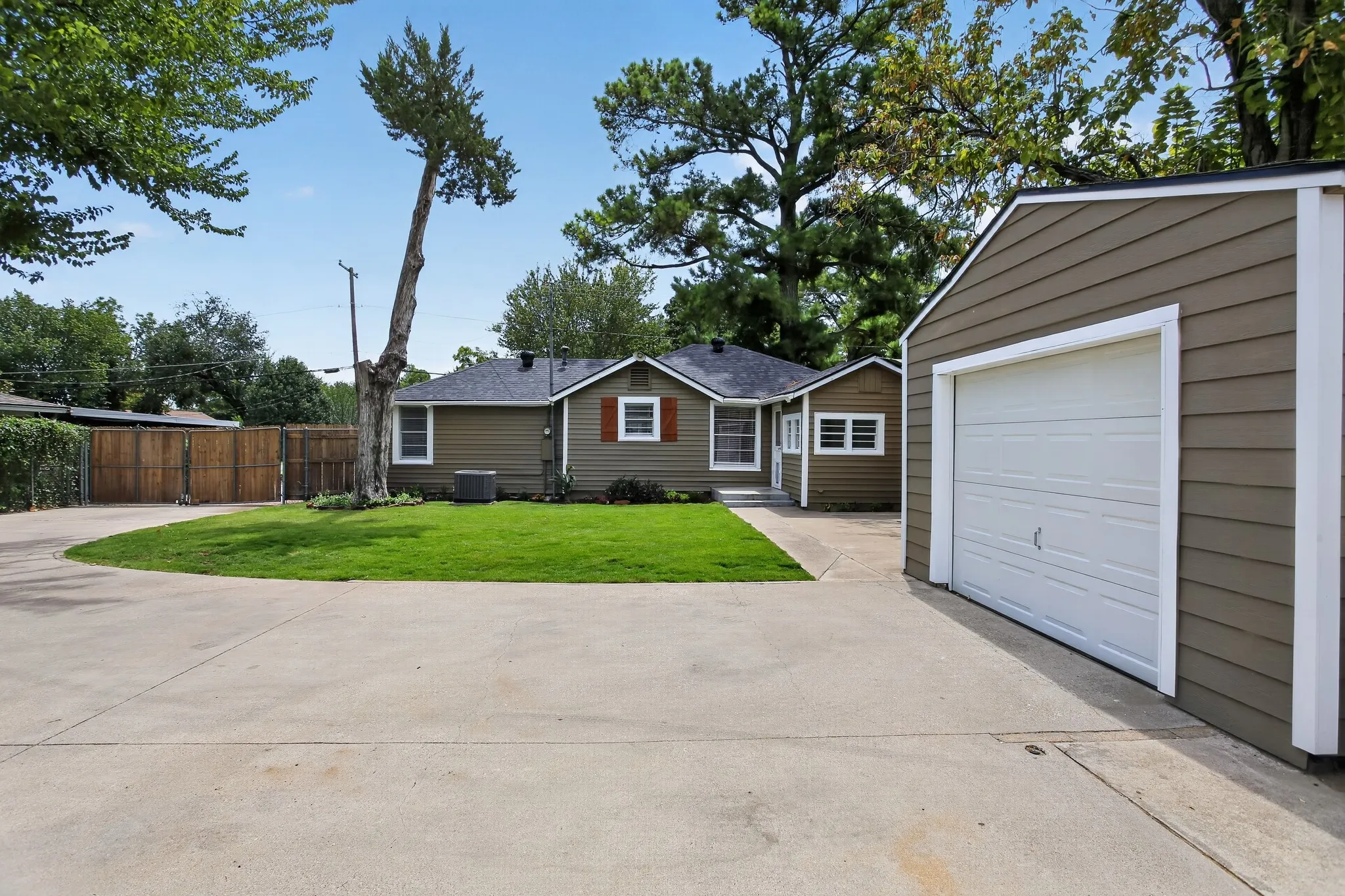 Single Family Residence For Sale in Tarrant County , 2811 Springdale Road, Fort Worth, Texas 76111, 2 Bedroom, 1 Bathroom, 1 Garage spaces, 976 Sqft, built in 1938, mls#21367759, Real Estate Agent in Fort Worth, Homes For Sale in Tarrant county, Homes For Sale in Fort Worth, Realtor in Fort Worth Texas, Real Estate Brokerage Independent Realty Texas, Luminita Cordes Realtor