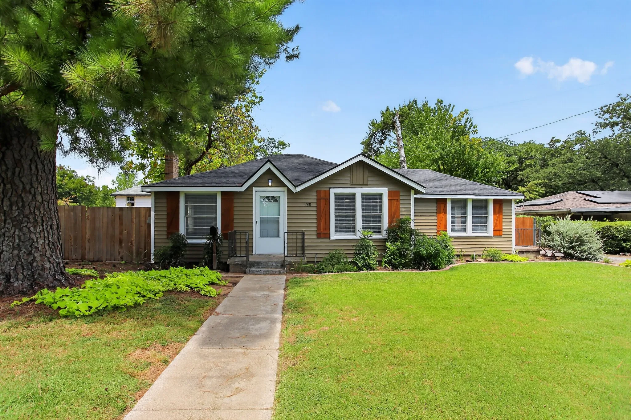 Single Family Residence For Sale in Tarrant County , 2811 Springdale Road, Fort Worth, Texas 76111, 2 Bedroom, 1 Bathroom, 1 Garage spaces, 976 Sqft, built in 1938, mls#21367759, Real Estate Agent in Fort Worth, Homes For Sale in Tarrant county, Homes For Sale in Fort Worth, Realtor in Fort Worth Texas, Real Estate Brokerage Independent Realty Texas, Luminita Cordes Realtor