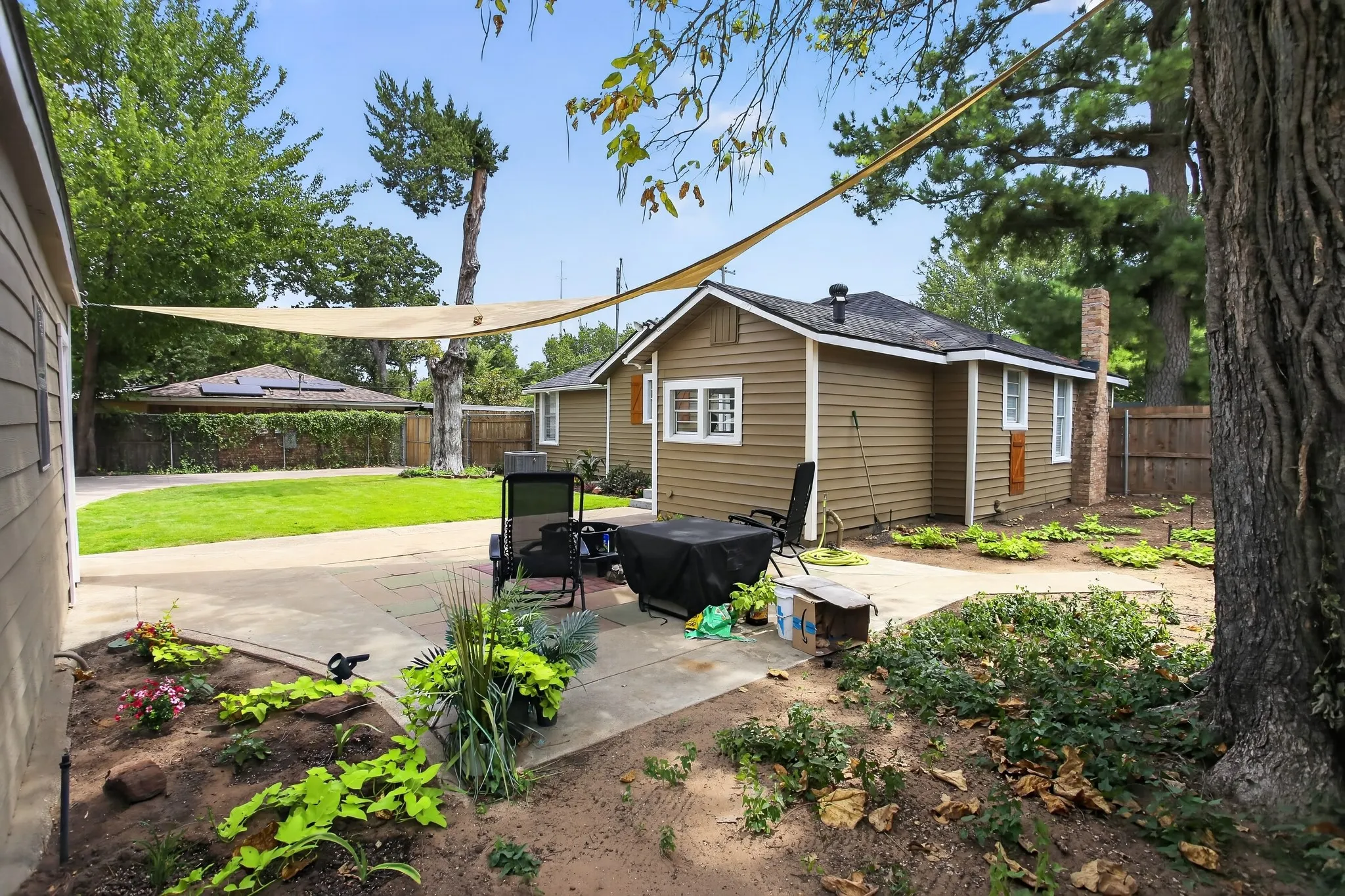 Single Family Residence For Sale in Tarrant County , 2811 Springdale Road, Fort Worth, Texas 76111, 2 Bedroom, 1 Bathroom, 1 Garage spaces, 976 Sqft, built in 1938, mls#21367759, Real Estate Agent in Fort Worth, Homes For Sale in Tarrant county, Homes For Sale in Fort Worth, Realtor in Fort Worth Texas, Real Estate Brokerage Independent Realty Texas, Luminita Cordes Realtor