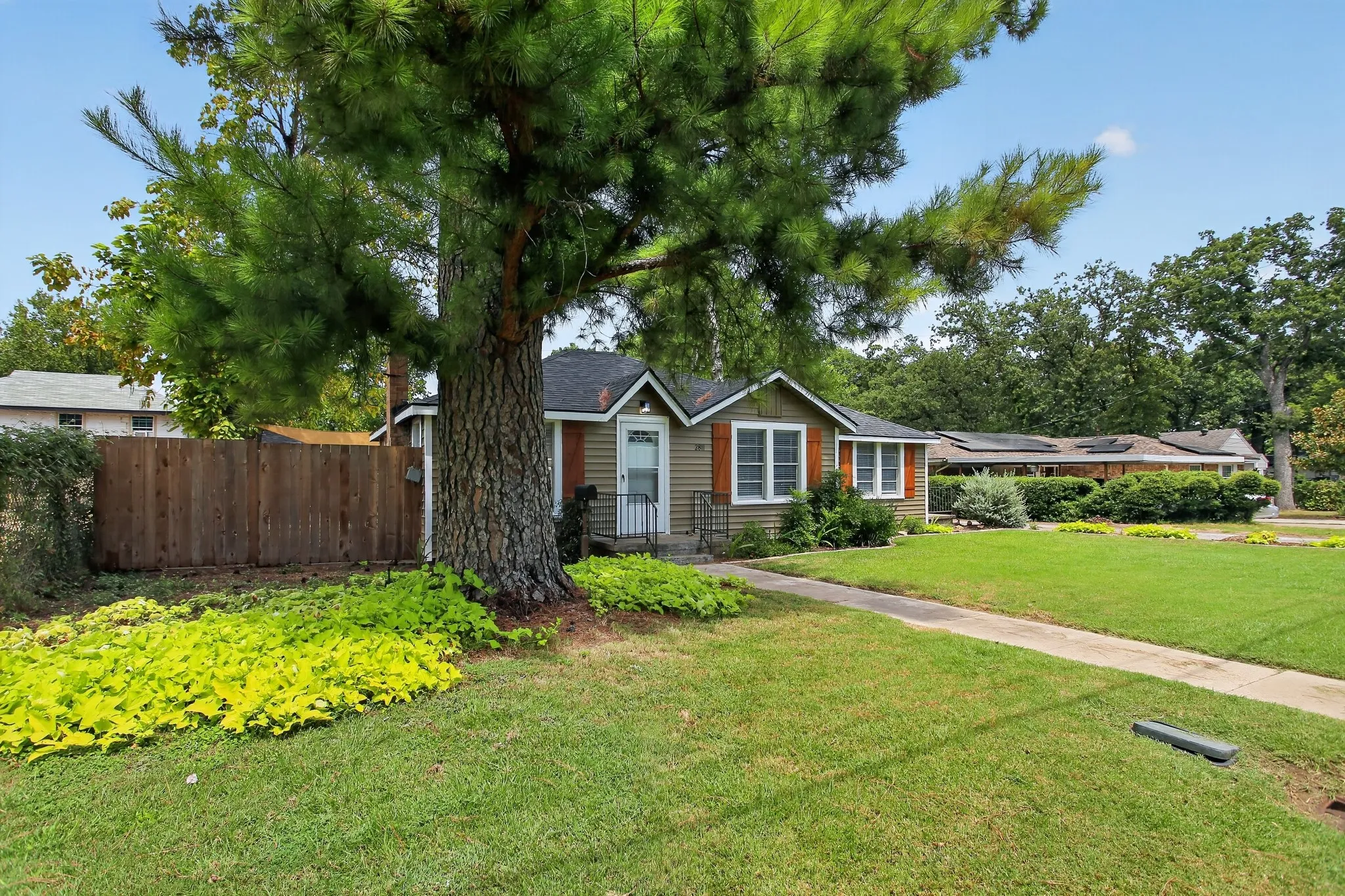 Single Family Residence For Sale in Tarrant County , 2811 Springdale Road, Fort Worth, Texas 76111, 2 Bedroom, 1 Bathroom, 1 Garage spaces, 976 Sqft, built in 1938, mls#21367759, Real Estate Agent in Fort Worth, Homes For Sale in Tarrant county, Homes For Sale in Fort Worth, Realtor in Fort Worth Texas, Real Estate Brokerage Independent Realty Texas, Luminita Cordes Realtor