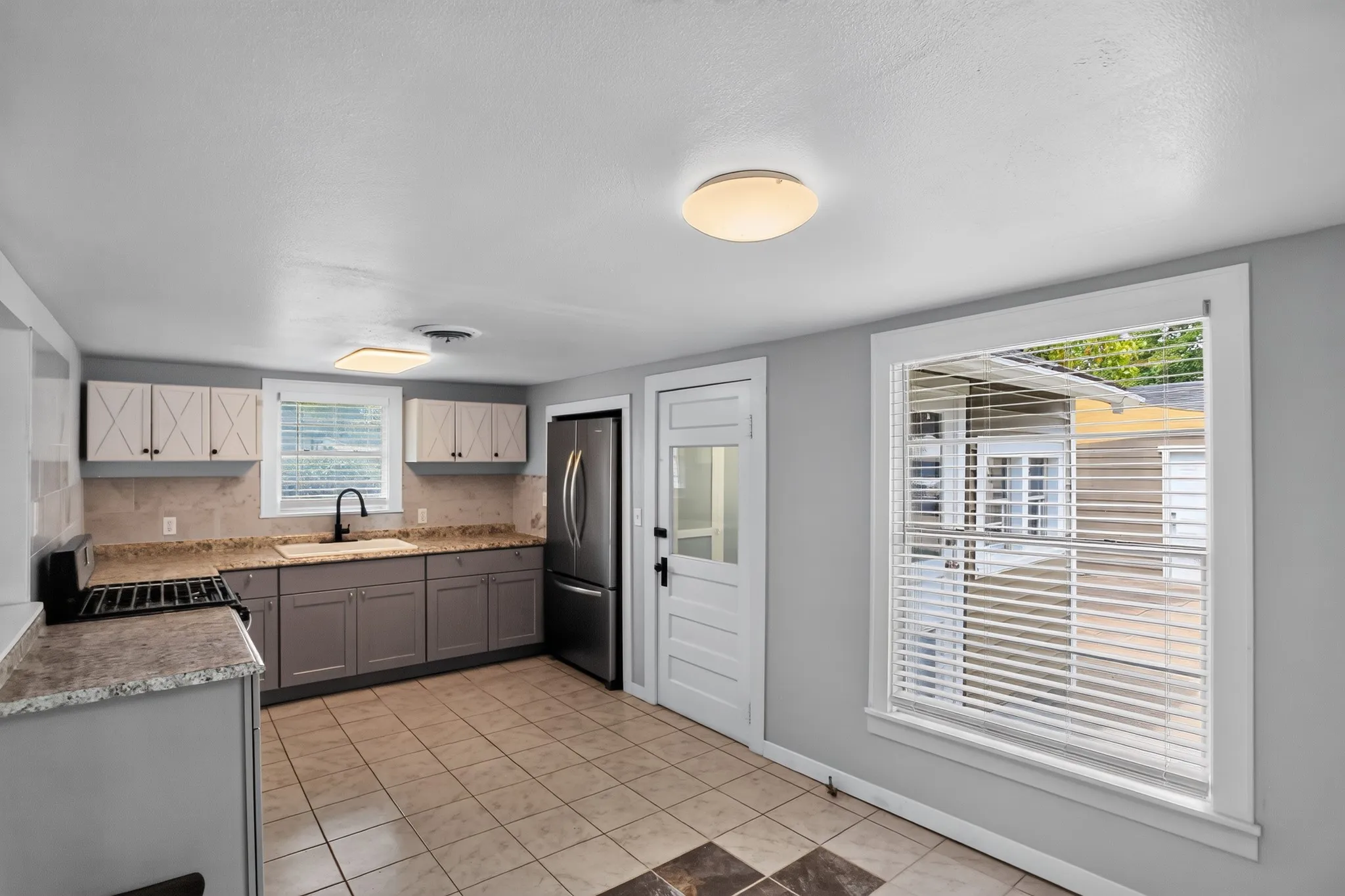 Single Family Residence For Sale in Tarrant County , 2811 Springdale Road, Fort Worth, Texas 76111, 2 Bedroom, 1 Bathroom, 1 Garage spaces, 976 Sqft, built in 1938, mls#21367759, Real Estate Agent in Fort Worth, Homes For Sale in Tarrant county, Homes For Sale in Fort Worth, Realtor in Fort Worth Texas, Real Estate Brokerage Independent Realty Texas, Luminita Cordes Realtor