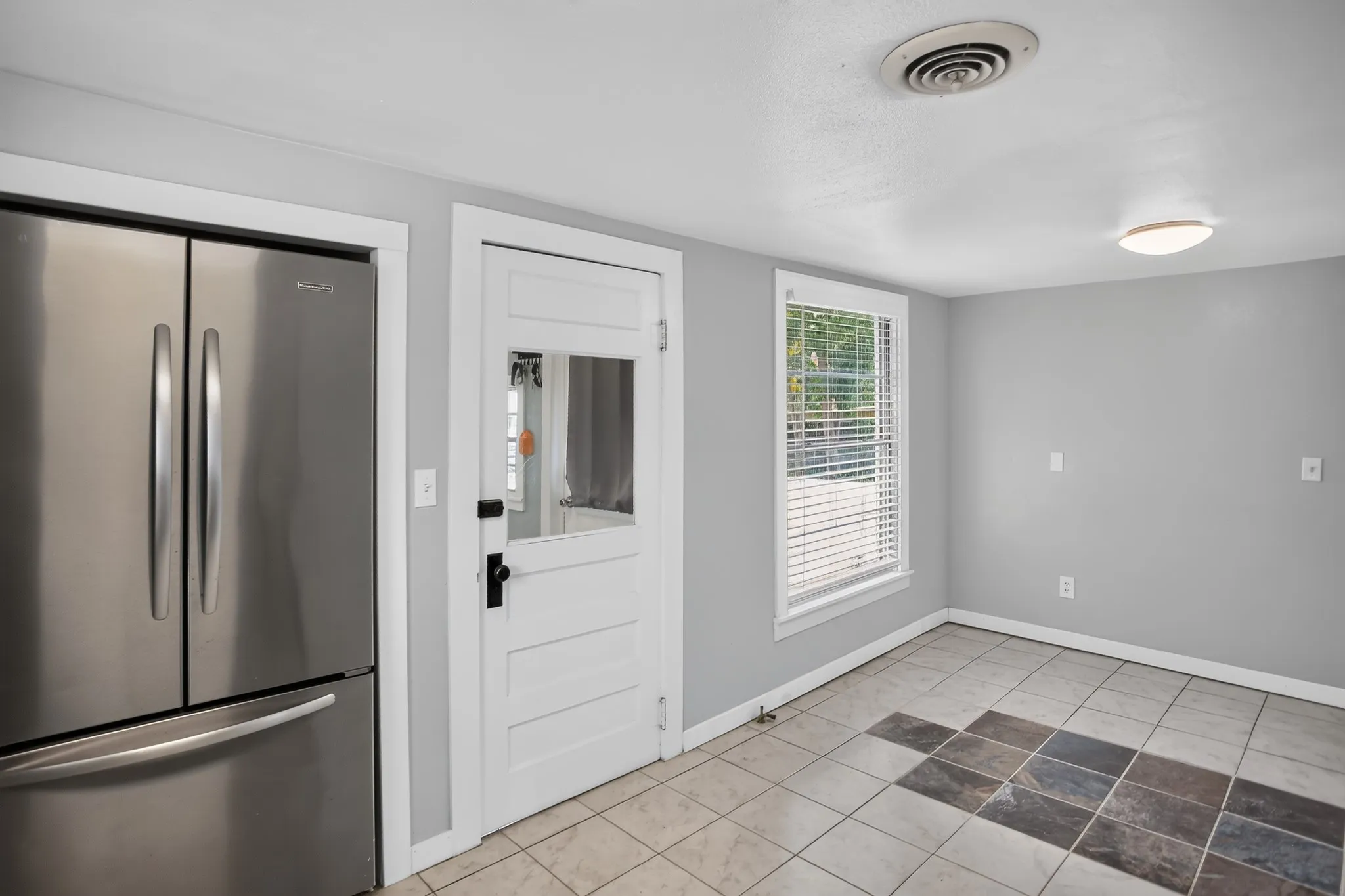 Single Family Residence For Sale in Tarrant County , 2811 Springdale Road, Fort Worth, Texas 76111, 2 Bedroom, 1 Bathroom, 1 Garage spaces, 976 Sqft, built in 1938, mls#21367759, Real Estate Agent in Fort Worth, Homes For Sale in Tarrant county, Homes For Sale in Fort Worth, Realtor in Fort Worth Texas, Real Estate Brokerage Independent Realty Texas, Luminita Cordes Realtor
