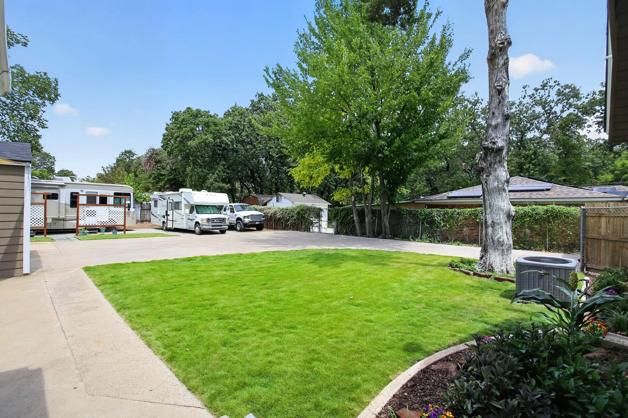 Single Family Residence For Sale in Tarrant County , 2811 Springdale Road, Fort Worth, Texas 76111, 2 Bedroom, 1 Bathroom, 1 Garage spaces, 976 Sqft, built in 1938, mls#21367759, Real Estate Agent in Fort Worth, Homes For Sale in Tarrant county, Homes For Sale in Fort Worth, Realtor in Fort Worth Texas, Real Estate Brokerage Independent Realty Texas, Luminita Cordes Realtor