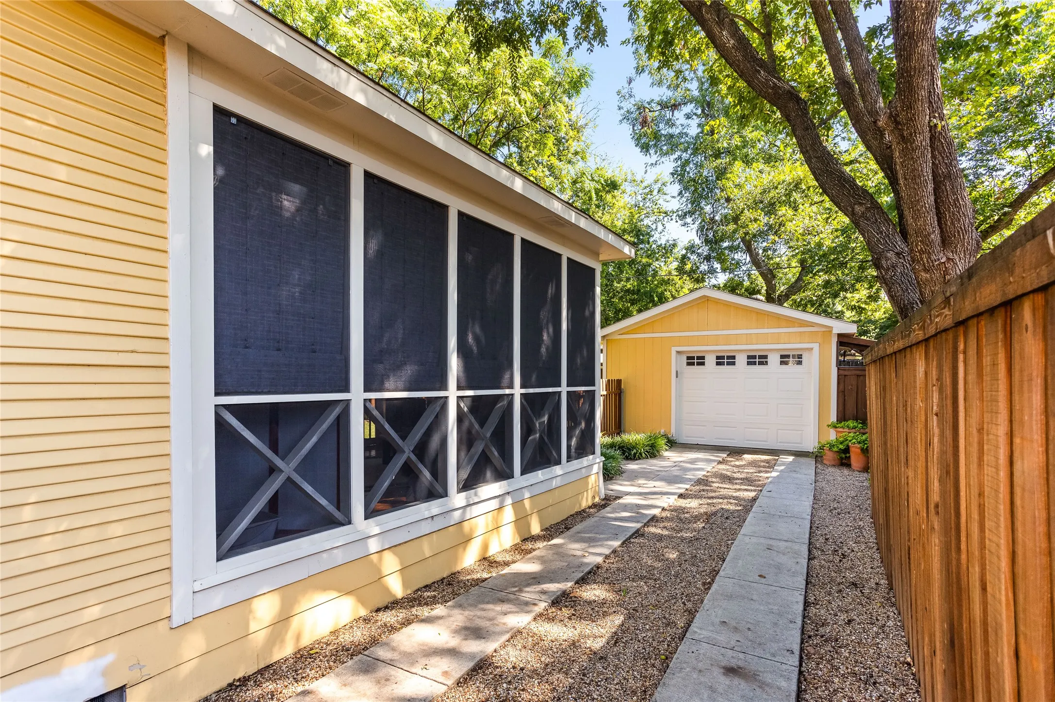 Single Family Residence For Sale in Dallas County , 5416 Worth Street, Dallas, Texas 75214, 2 Bedroom, 2 Bathroom, 1 Garage spaces, 1,612 Sqft, built in 1920, mls#21369926, Real Estate Agent in Dallas, Homes For Sale in Dallas county, Homes For Sale in Dallas, Realtor in Dallas Texas, Real Estate Brokerage Independent Realty Texas, Luminita Cordes Realtor