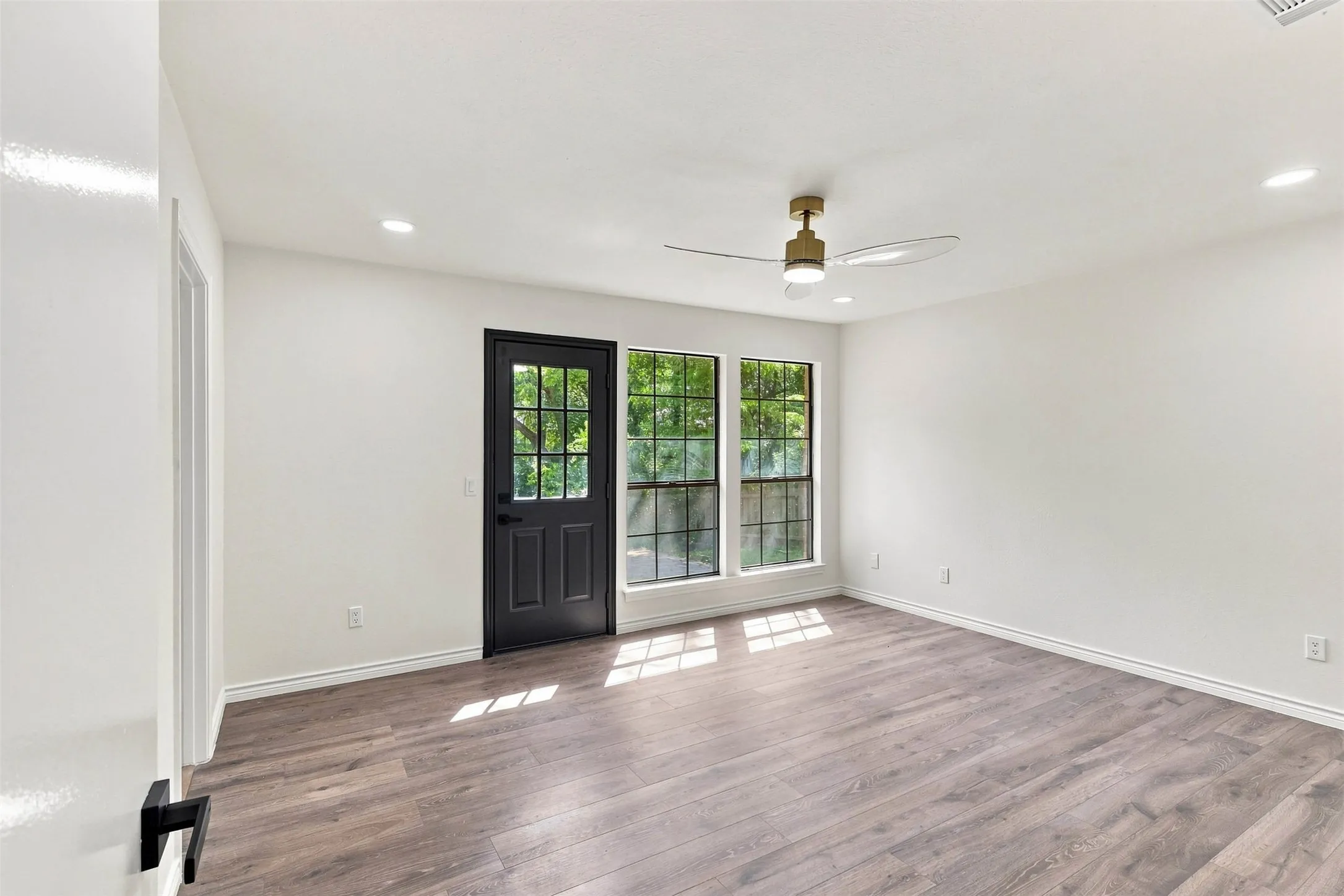 Single Family Residence For Sale in Dallas County , 5425 Deep Canyon Drive, Garland, Texas 75043, 3 Bedroom, 3 Bathroom, 2 Garage spaces, 1,575 Sqft, built in 1982, mls#21369948, Real Estate Agent in Garland, Homes For Sale in Dallas county, Homes For Sale in Garland, Realtor in Garland Texas, Real Estate Brokerage Independent Realty Texas, Luminita Cordes Realtor