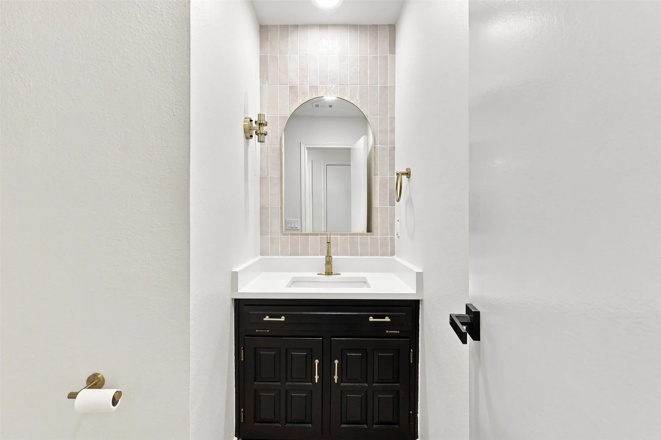 Single Family Residence For Sale in Dallas County , 5425 Deep Canyon Drive, Garland, Texas 75043, 3 Bedroom, 3 Bathroom, 2 Garage spaces, 1,575 Sqft, built in 1982, mls#21369948, Real Estate Agent in Garland, Homes For Sale in Dallas county, Homes For Sale in Garland, Realtor in Garland Texas, Real Estate Brokerage Independent Realty Texas, Luminita Cordes Realtor