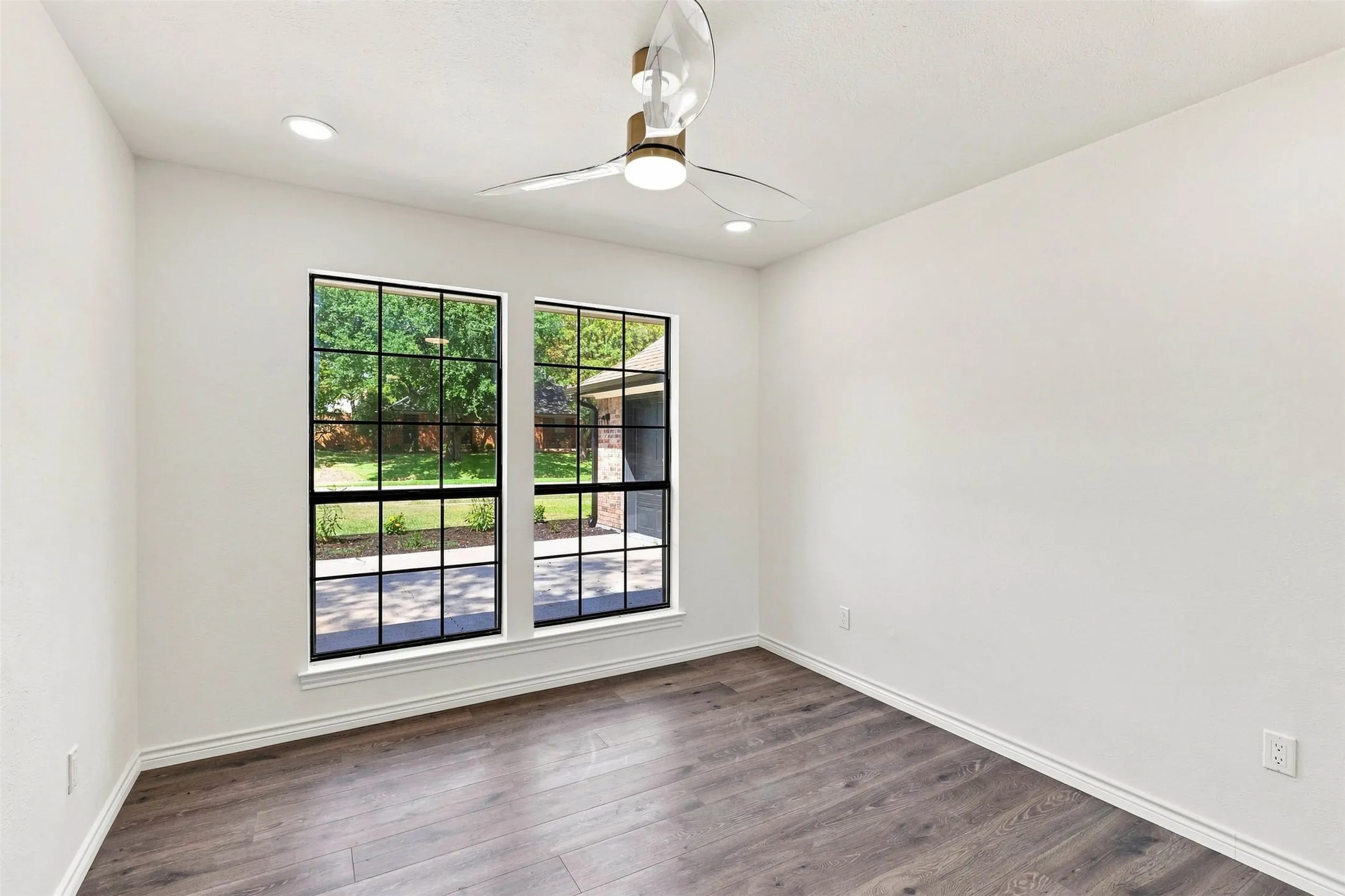 Single Family Residence For Sale in Dallas County , 5425 Deep Canyon Drive, Garland, Texas 75043, 3 Bedroom, 3 Bathroom, 2 Garage spaces, 1,575 Sqft, built in 1982, mls#21369948, Real Estate Agent in Garland, Homes For Sale in Dallas county, Homes For Sale in Garland, Realtor in Garland Texas, Real Estate Brokerage Independent Realty Texas, Luminita Cordes Realtor