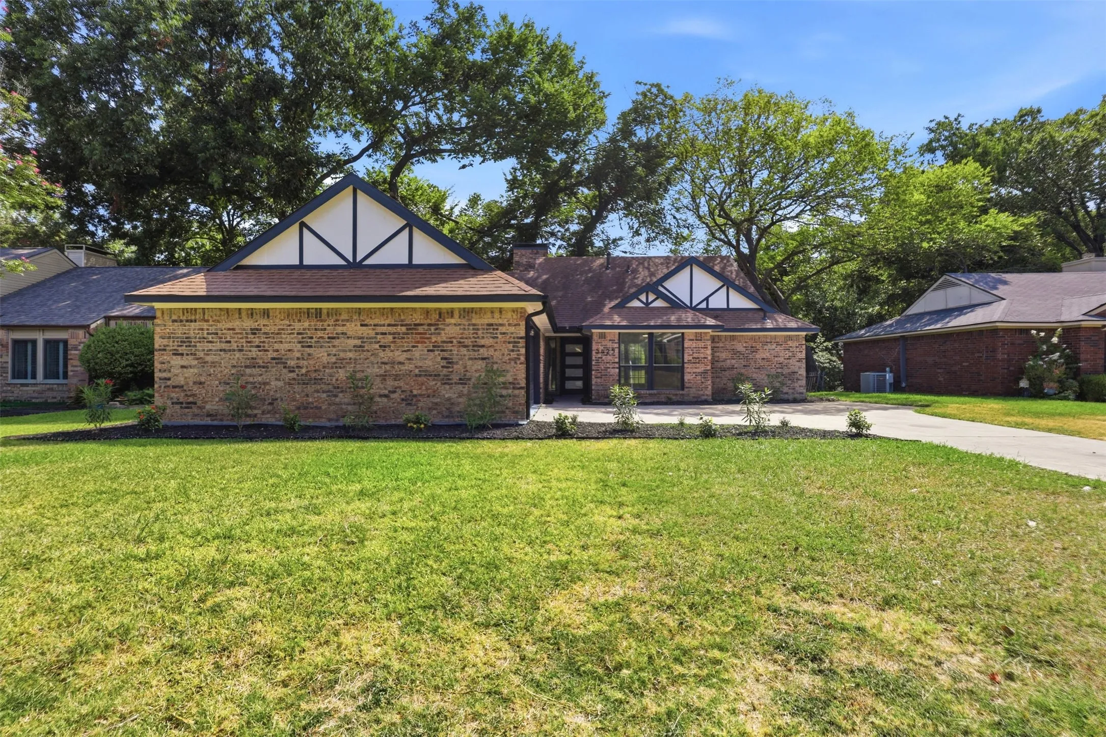 Single Family Residence For Sale in Dallas County , 5425 Deep Canyon Drive, Garland, Texas 75043, 3 Bedroom, 3 Bathroom, 2 Garage spaces, 1,575 Sqft, built in 1982, mls#21369948, Real Estate Agent in Garland, Homes For Sale in Dallas county, Homes For Sale in Garland, Realtor in Garland Texas, Real Estate Brokerage Independent Realty Texas, Luminita Cordes Realtor