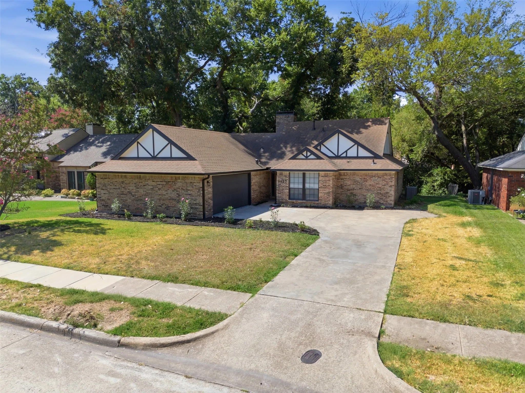 Single Family Residence For Sale in Dallas County , 5425 Deep Canyon Drive, Garland, Texas 75043, 3 Bedroom, 3 Bathroom, 2 Garage spaces, 1,575 Sqft, built in 1982, mls#21369948, Real Estate Agent in Garland, Homes For Sale in Dallas county, Homes For Sale in Garland, Realtor in Garland Texas, Real Estate Brokerage Independent Realty Texas, Luminita Cordes Realtor