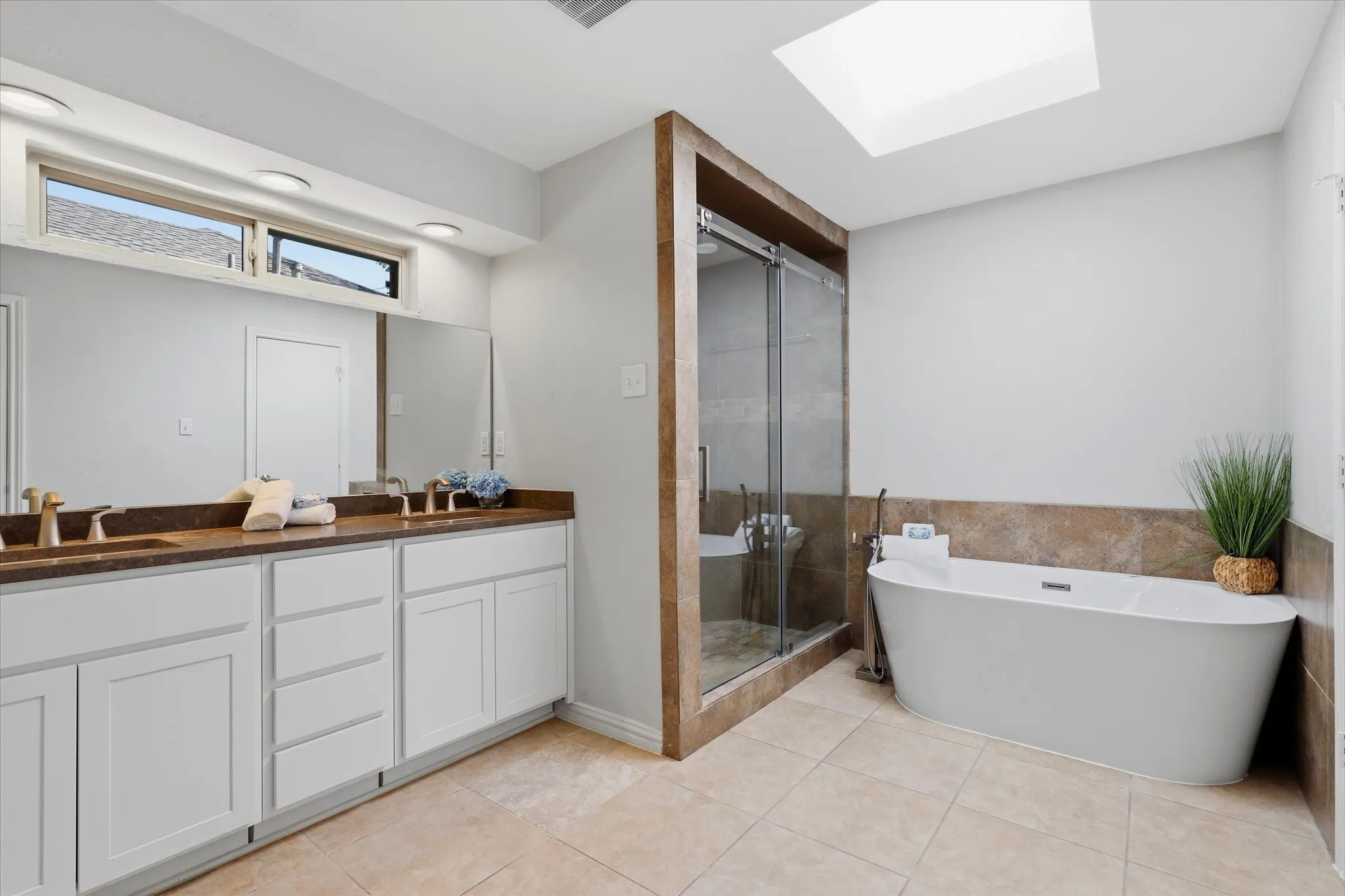 Single Family Residence For Sale in Collin County , 18512 Featherwood Drive, Dallas, Texas 75252, 4 Bedroom, 3 Bathroom, 2 Garage spaces, 2,210 Sqft, built in 1981, mls#21366180, Real Estate Agent in Dallas, Homes For Sale in Collin county, Homes For Sale in Dallas, Realtor in Dallas Texas, Real Estate Brokerage Independent Realty Texas, Luminita Cordes Realtor