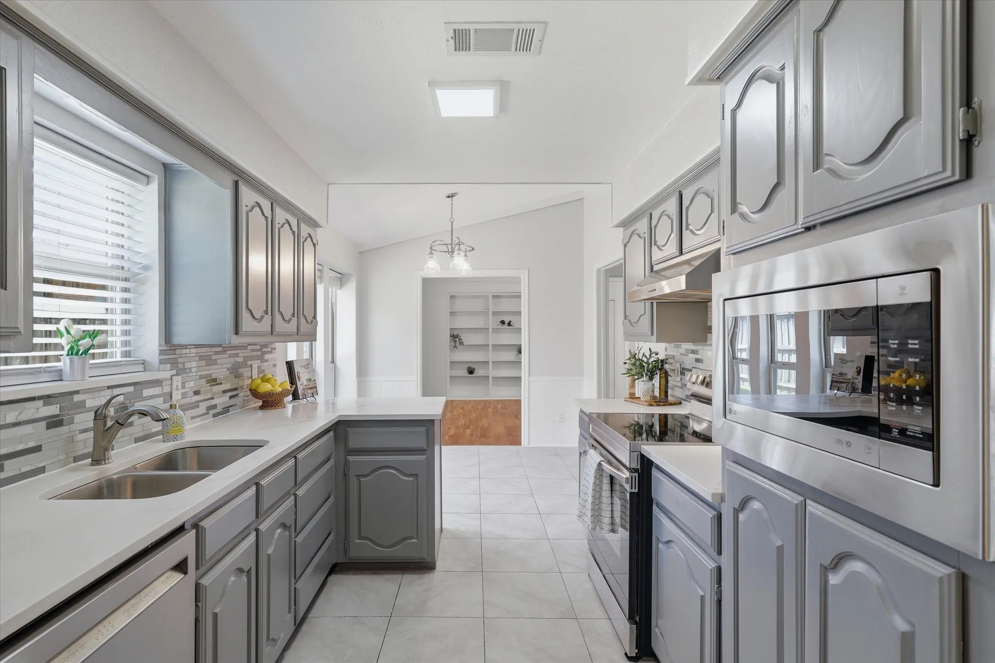 Single Family Residence For Sale in Collin County , 18512 Featherwood Drive, Dallas, Texas 75252, 4 Bedroom, 3 Bathroom, 2 Garage spaces, 2,210 Sqft, built in 1981, mls#21366180, Real Estate Agent in Dallas, Homes For Sale in Collin county, Homes For Sale in Dallas, Realtor in Dallas Texas, Real Estate Brokerage Independent Realty Texas, Luminita Cordes Realtor