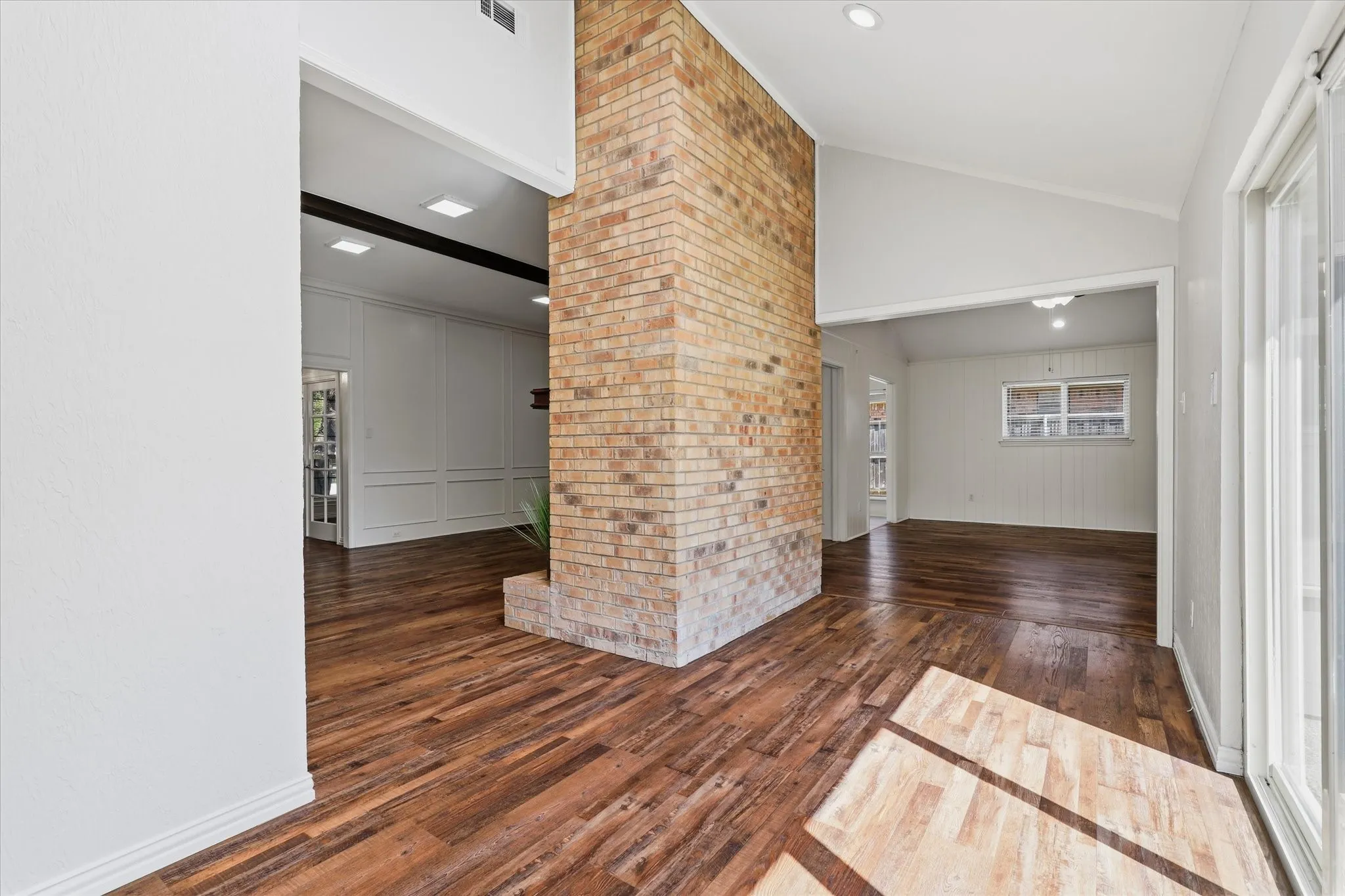 Single Family Residence For Sale in Collin County , 18512 Featherwood Drive, Dallas, Texas 75252, 4 Bedroom, 3 Bathroom, 2 Garage spaces, 2,210 Sqft, built in 1981, mls#21366180, Real Estate Agent in Dallas, Homes For Sale in Collin county, Homes For Sale in Dallas, Realtor in Dallas Texas, Real Estate Brokerage Independent Realty Texas, Luminita Cordes Realtor
