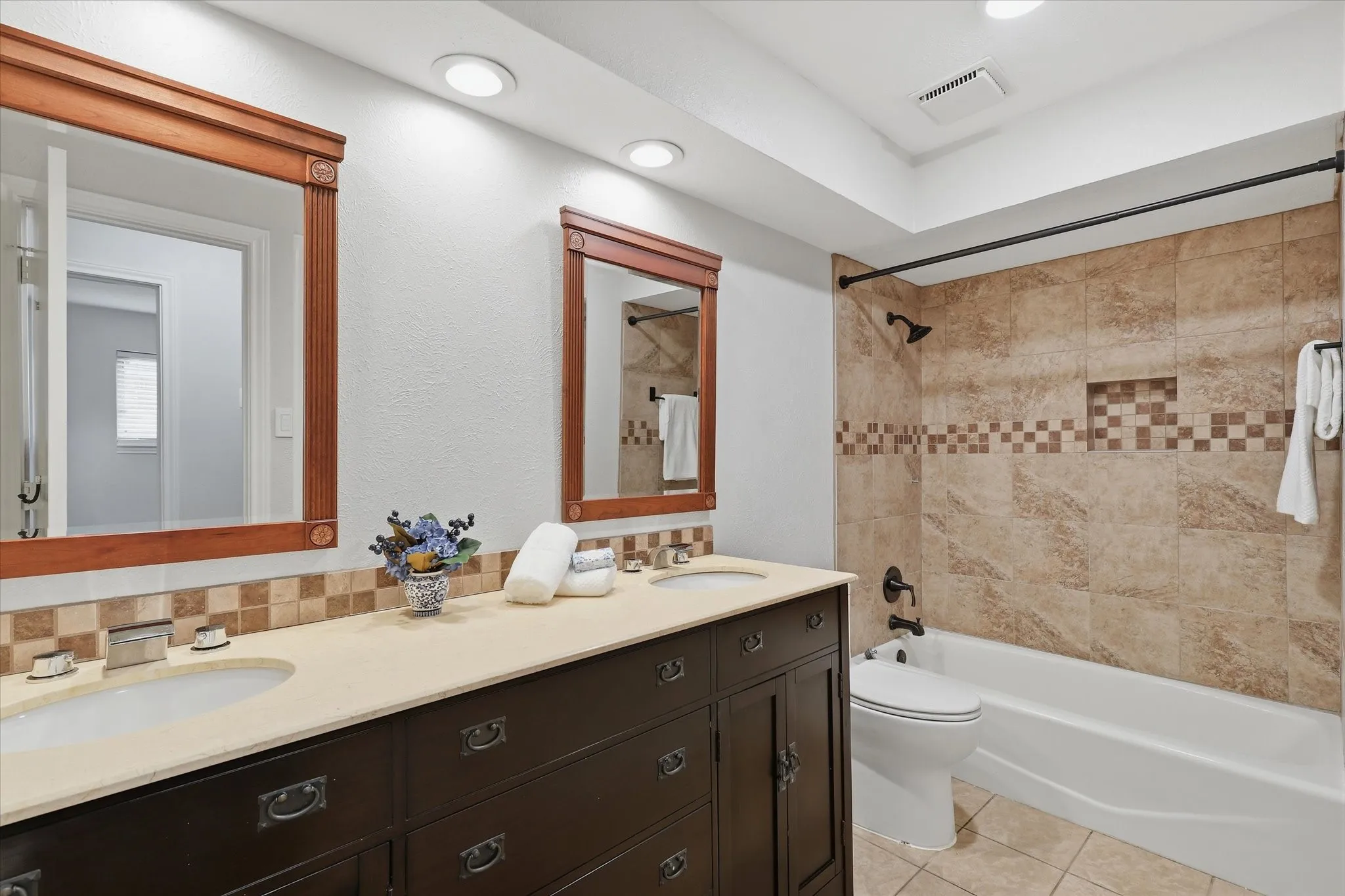 Single Family Residence For Sale in Collin County , 18512 Featherwood Drive, Dallas, Texas 75252, 4 Bedroom, 3 Bathroom, 2 Garage spaces, 2,210 Sqft, built in 1981, mls#21366180, Real Estate Agent in Dallas, Homes For Sale in Collin county, Homes For Sale in Dallas, Realtor in Dallas Texas, Real Estate Brokerage Independent Realty Texas, Luminita Cordes Realtor
