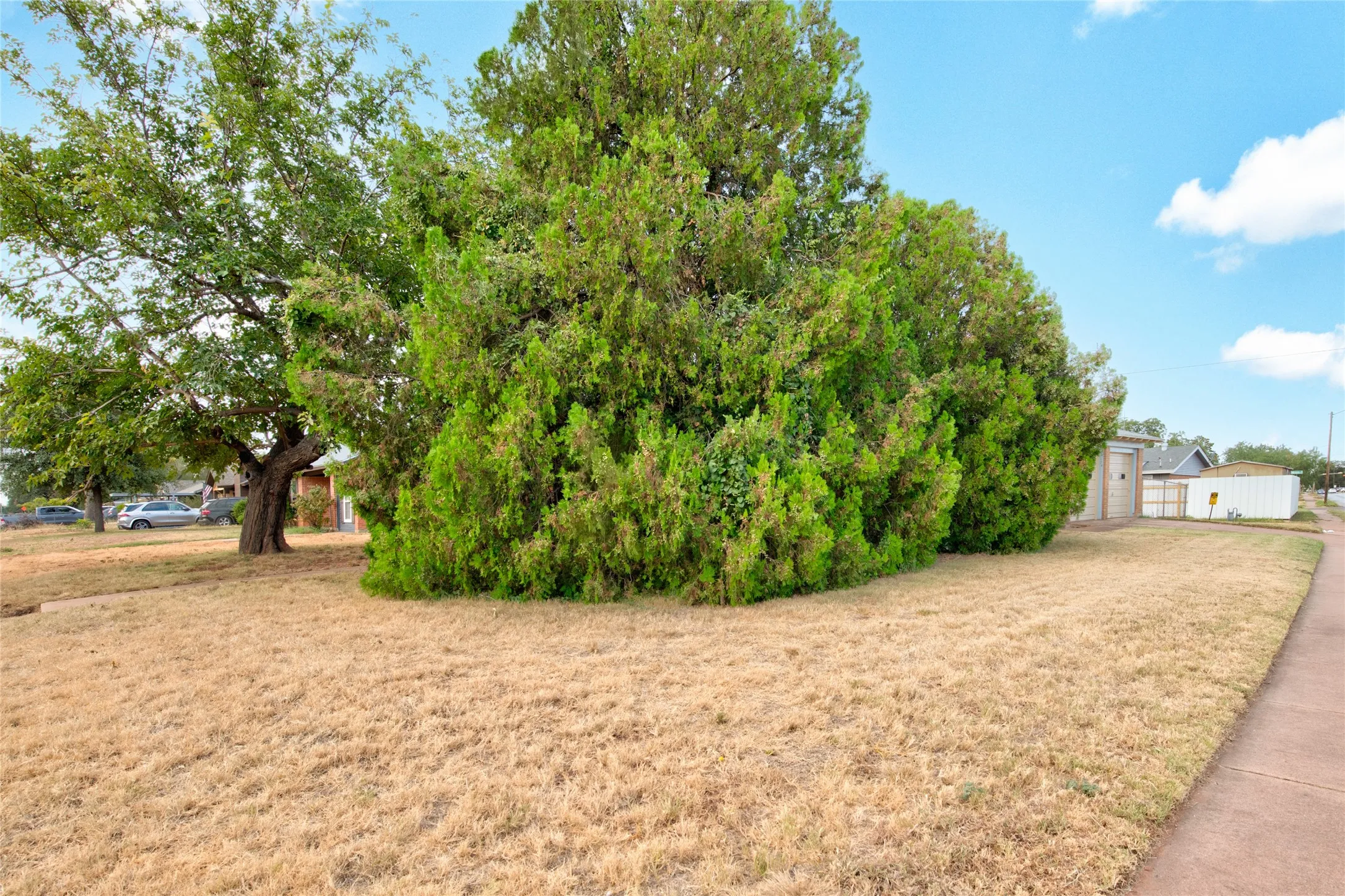 Single Family Residence For Sale in Taylor County , 2168 Westview Drive, Abilene, Texas 79603, 3 Bedroom, 2 Bathroom, 2 Garage spaces, 1,348 Sqft, built in 1961, mls#21369956, Real Estate Agent in Abilene, Homes For Sale in Taylor county, Homes For Sale in Abilene, Realtor in Abilene Texas, Real Estate Brokerage Independent Realty Texas, Luminita Cordes Realtor