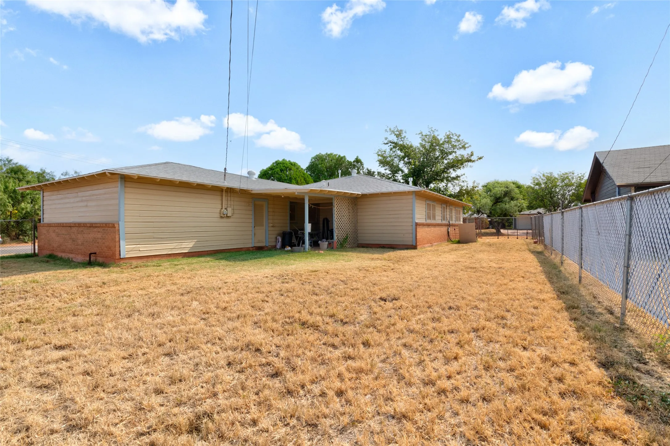Single Family Residence For Sale in Taylor County , 2168 Westview Drive, Abilene, Texas 79603, 3 Bedroom, 2 Bathroom, 2 Garage spaces, 1,348 Sqft, built in 1961, mls#21369956, Real Estate Agent in Abilene, Homes For Sale in Taylor county, Homes For Sale in Abilene, Realtor in Abilene Texas, Real Estate Brokerage Independent Realty Texas, Luminita Cordes Realtor