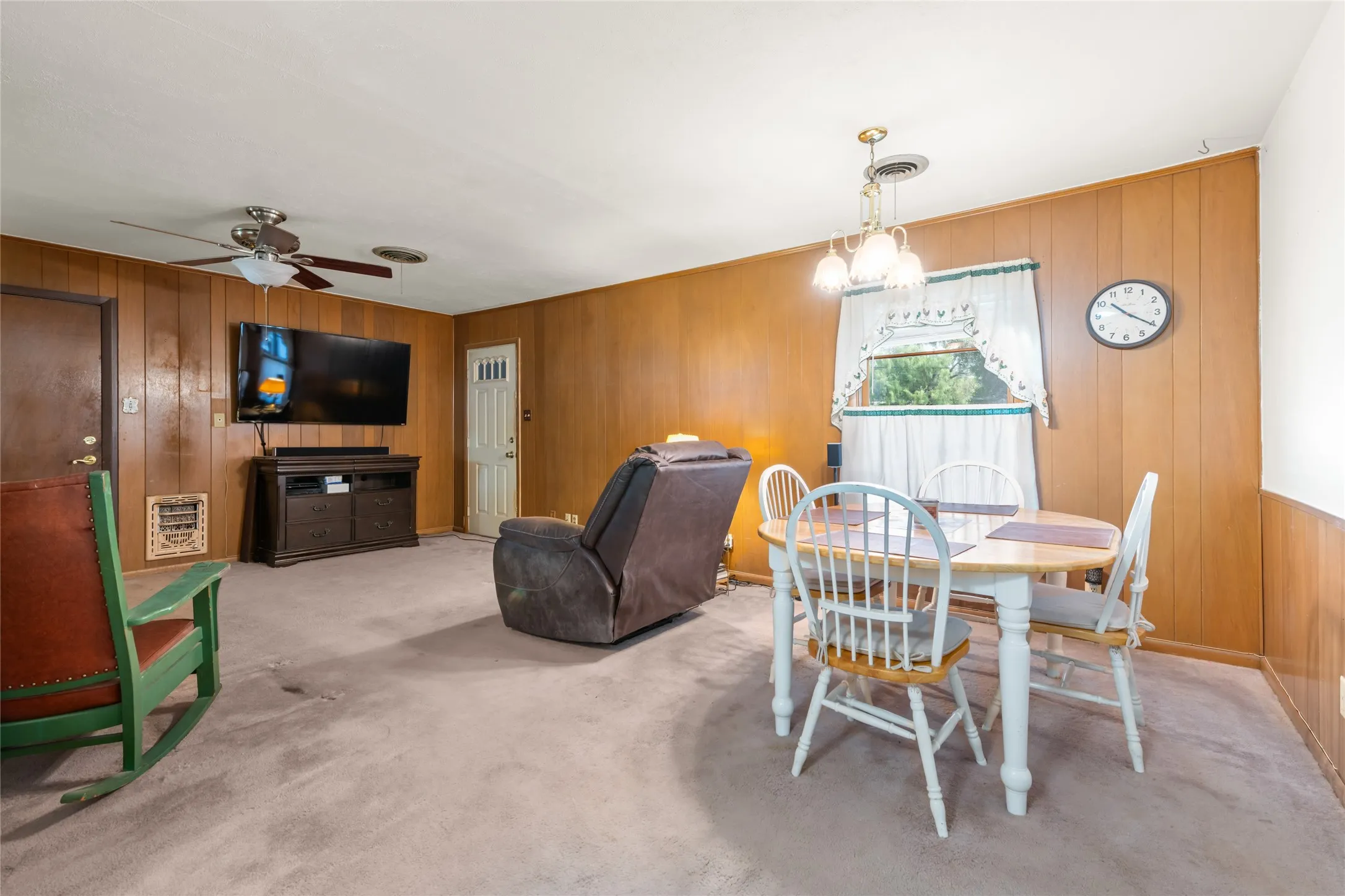 Single Family Residence For Sale in Taylor County , 2168 Westview Drive, Abilene, Texas 79603, 3 Bedroom, 2 Bathroom, 2 Garage spaces, 1,348 Sqft, built in 1961, mls#21369956, Real Estate Agent in Abilene, Homes For Sale in Taylor county, Homes For Sale in Abilene, Realtor in Abilene Texas, Real Estate Brokerage Independent Realty Texas, Luminita Cordes Realtor