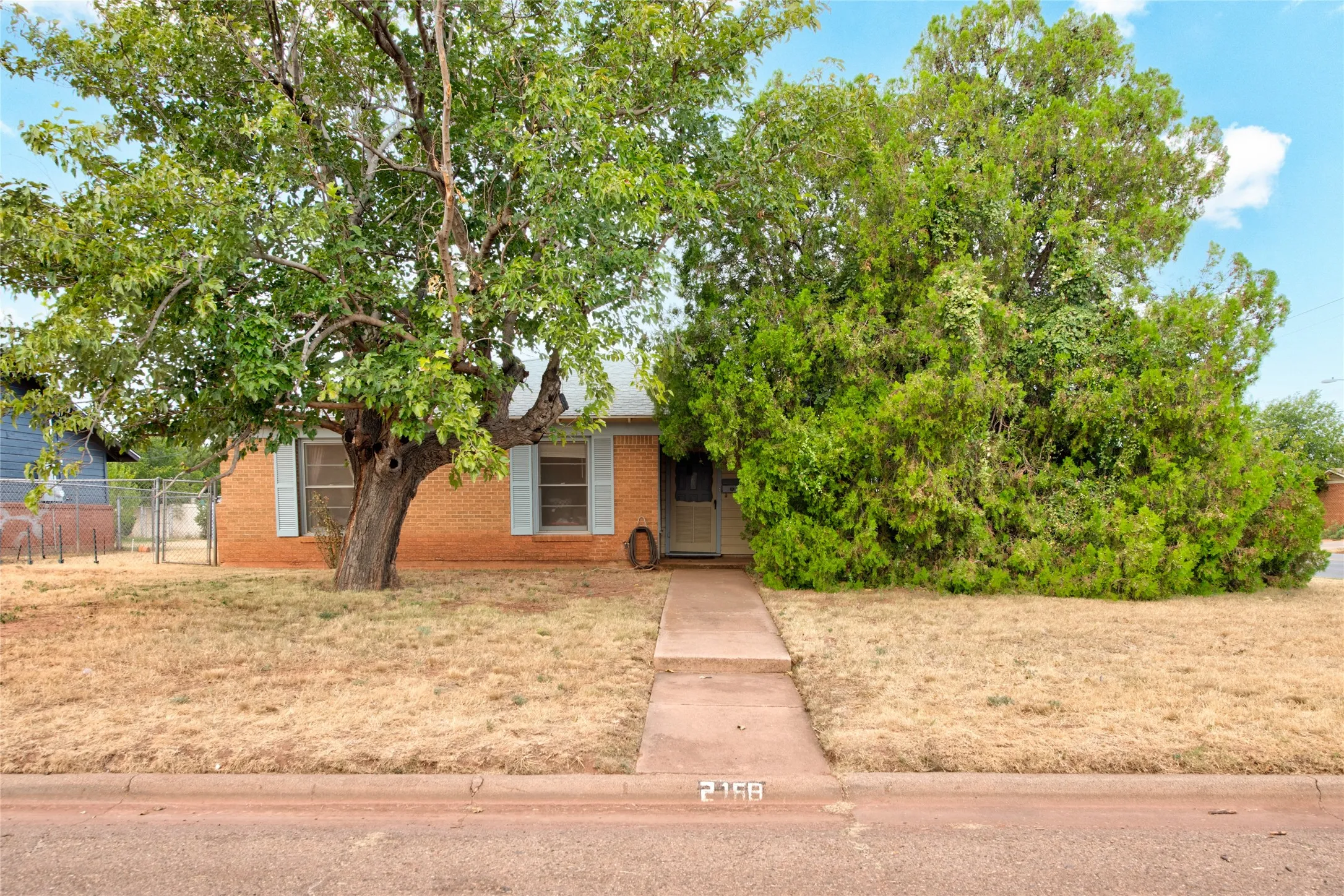 Single Family Residence For Sale in Taylor County , 2168 Westview Drive, Abilene, Texas 79603, 3 Bedroom, 2 Bathroom, 2 Garage spaces, 1,348 Sqft, built in 1961, mls#21369956, Real Estate Agent in Abilene, Homes For Sale in Taylor county, Homes For Sale in Abilene, Realtor in Abilene Texas, Real Estate Brokerage Independent Realty Texas, Luminita Cordes Realtor