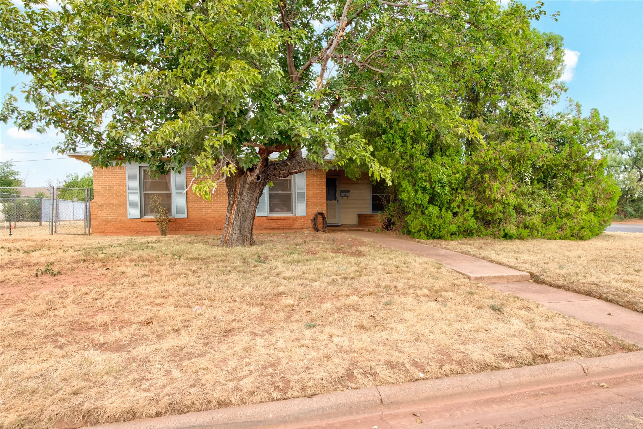 Single Family Residence For Sale in Taylor County , 2168 Westview Drive, Abilene, Texas 79603, 3 Bedroom, 2 Bathroom, 2 Garage spaces, 1,348 Sqft, built in 1961, mls#21369956, Real Estate Agent in Abilene, Homes For Sale in Taylor county, Homes For Sale in Abilene, Realtor in Abilene Texas, Real Estate Brokerage Independent Realty Texas, Luminita Cordes Realtor