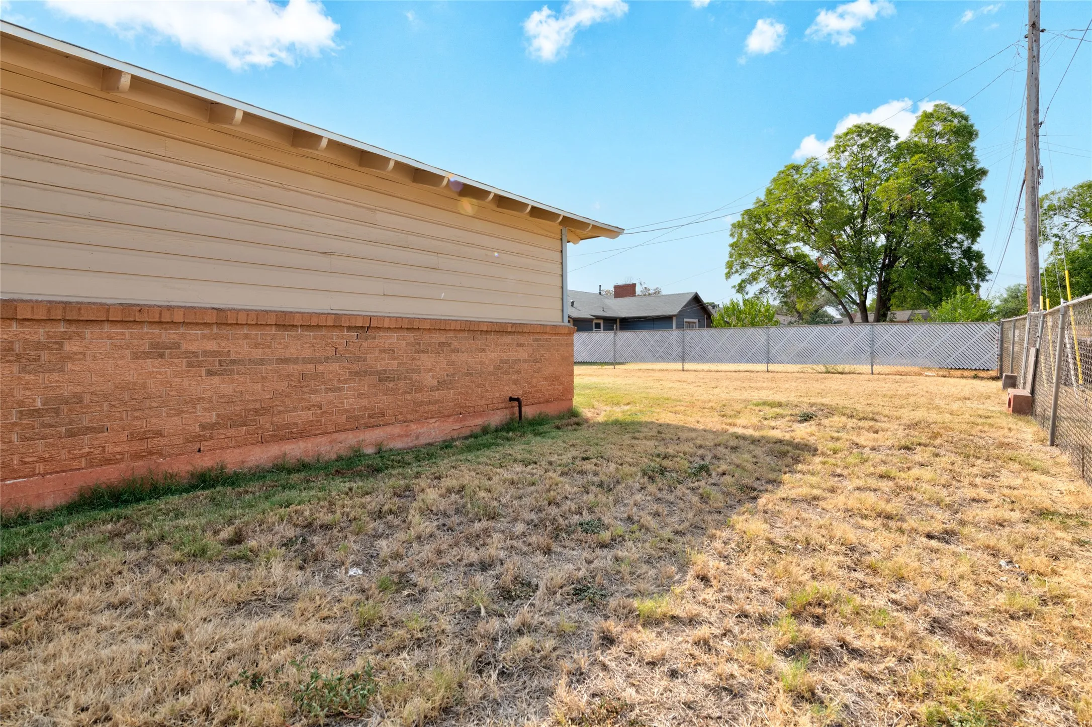 Single Family Residence For Sale in Taylor County , 2168 Westview Drive, Abilene, Texas 79603, 3 Bedroom, 2 Bathroom, 2 Garage spaces, 1,348 Sqft, built in 1961, mls#21369956, Real Estate Agent in Abilene, Homes For Sale in Taylor county, Homes For Sale in Abilene, Realtor in Abilene Texas, Real Estate Brokerage Independent Realty Texas, Luminita Cordes Realtor