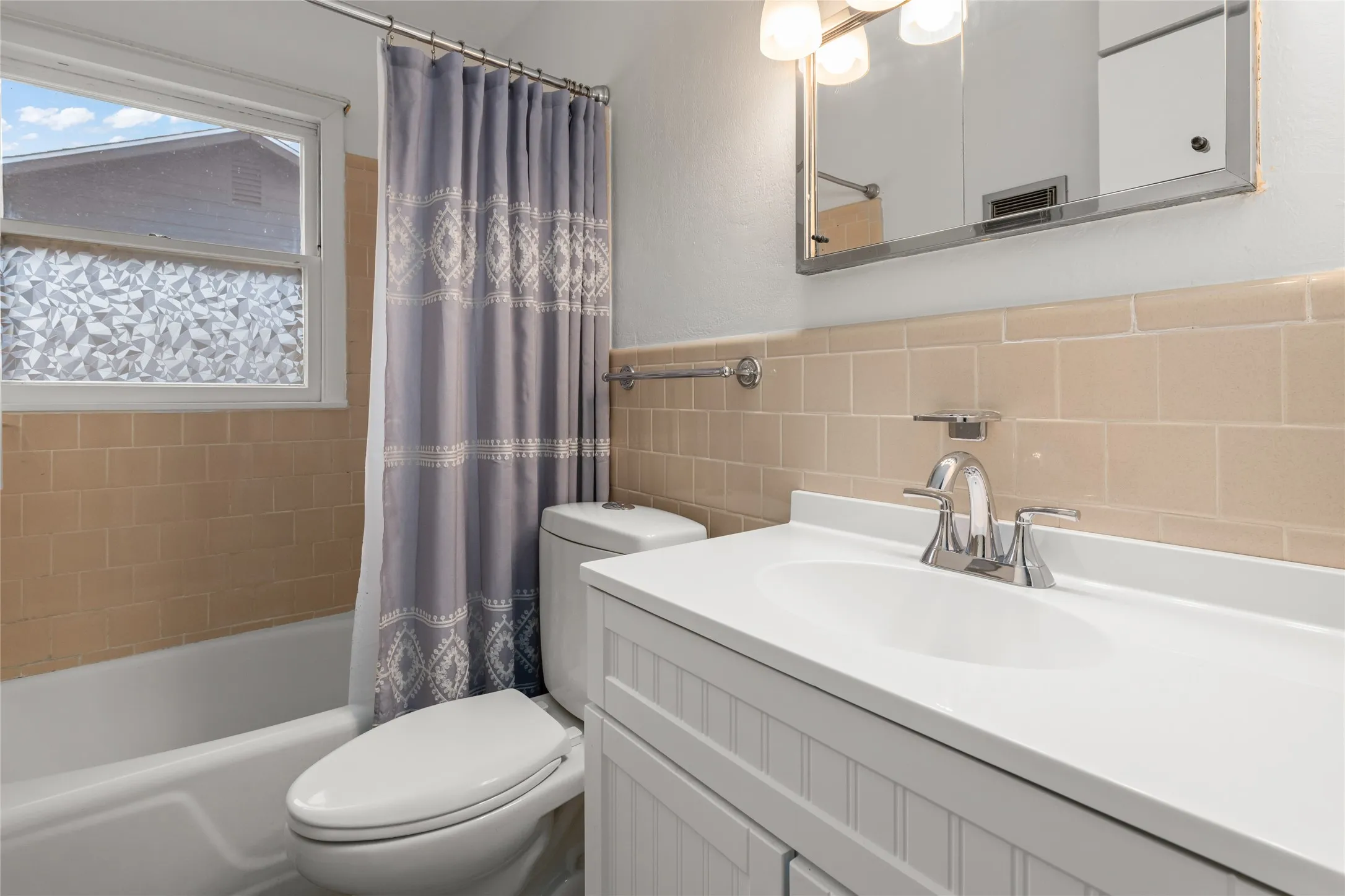 Single Family Residence For Sale in Taylor County , 2168 Westview Drive, Abilene, Texas 79603, 3 Bedroom, 2 Bathroom, 2 Garage spaces, 1,348 Sqft, built in 1961, mls#21369956, Real Estate Agent in Abilene, Homes For Sale in Taylor county, Homes For Sale in Abilene, Realtor in Abilene Texas, Real Estate Brokerage Independent Realty Texas, Luminita Cordes Realtor