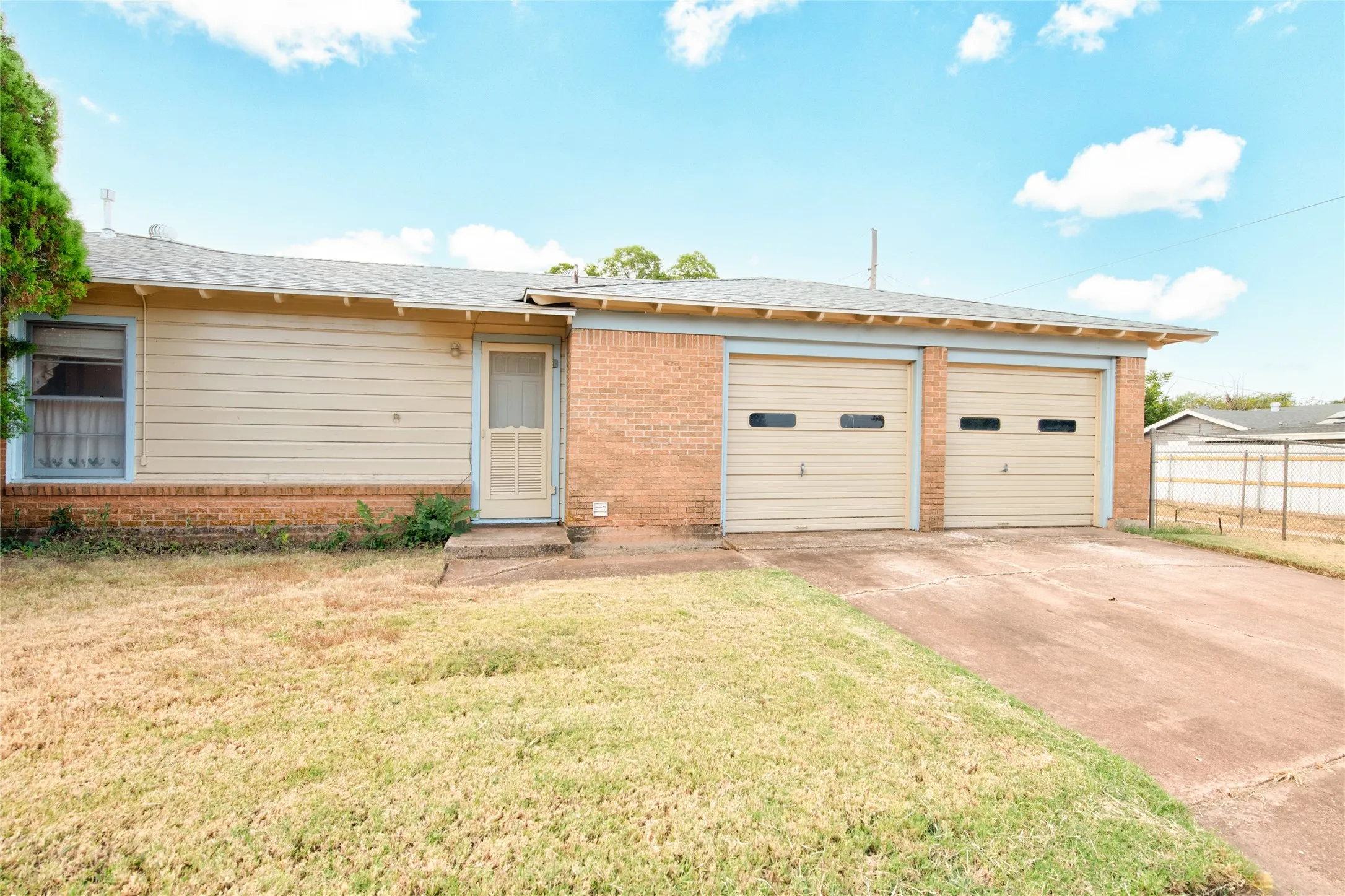 Single Family Residence For Sale in Taylor County , 2168 Westview Drive, Abilene, Texas 79603, 3 Bedroom, 2 Bathroom, 2 Garage spaces, 1,348 Sqft, built in 1961, mls#21369956, Real Estate Agent in Abilene, Homes For Sale in Taylor county, Homes For Sale in Abilene, Realtor in Abilene Texas, Real Estate Brokerage Independent Realty Texas, Luminita Cordes Realtor