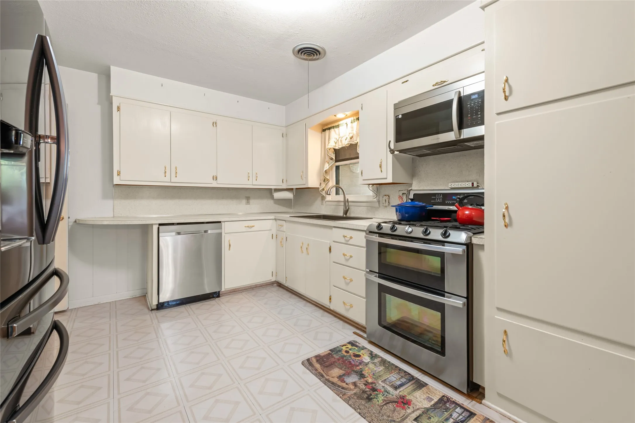 Single Family Residence For Sale in Taylor County , 2168 Westview Drive, Abilene, Texas 79603, 3 Bedroom, 2 Bathroom, 2 Garage spaces, 1,348 Sqft, built in 1961, mls#21369956, Real Estate Agent in Abilene, Homes For Sale in Taylor county, Homes For Sale in Abilene, Realtor in Abilene Texas, Real Estate Brokerage Independent Realty Texas, Luminita Cordes Realtor