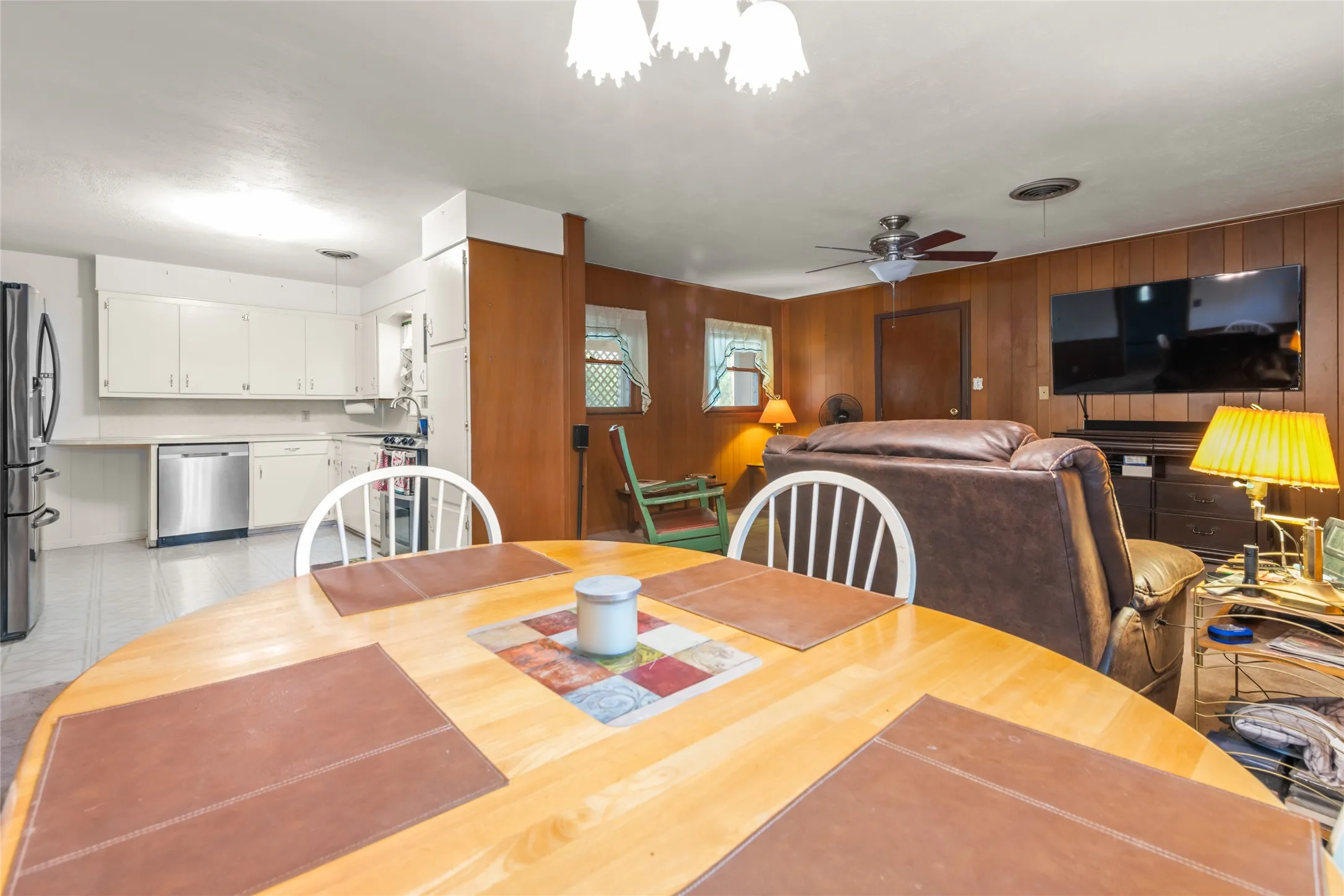 Single Family Residence For Sale in Taylor County , 2168 Westview Drive, Abilene, Texas 79603, 3 Bedroom, 2 Bathroom, 2 Garage spaces, 1,348 Sqft, built in 1961, mls#21369956, Real Estate Agent in Abilene, Homes For Sale in Taylor county, Homes For Sale in Abilene, Realtor in Abilene Texas, Real Estate Brokerage Independent Realty Texas, Luminita Cordes Realtor