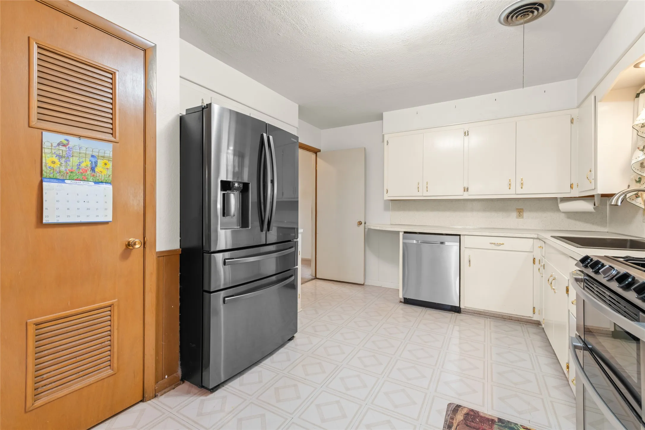 Single Family Residence For Sale in Taylor County , 2168 Westview Drive, Abilene, Texas 79603, 3 Bedroom, 2 Bathroom, 2 Garage spaces, 1,348 Sqft, built in 1961, mls#21369956, Real Estate Agent in Abilene, Homes For Sale in Taylor county, Homes For Sale in Abilene, Realtor in Abilene Texas, Real Estate Brokerage Independent Realty Texas, Luminita Cordes Realtor