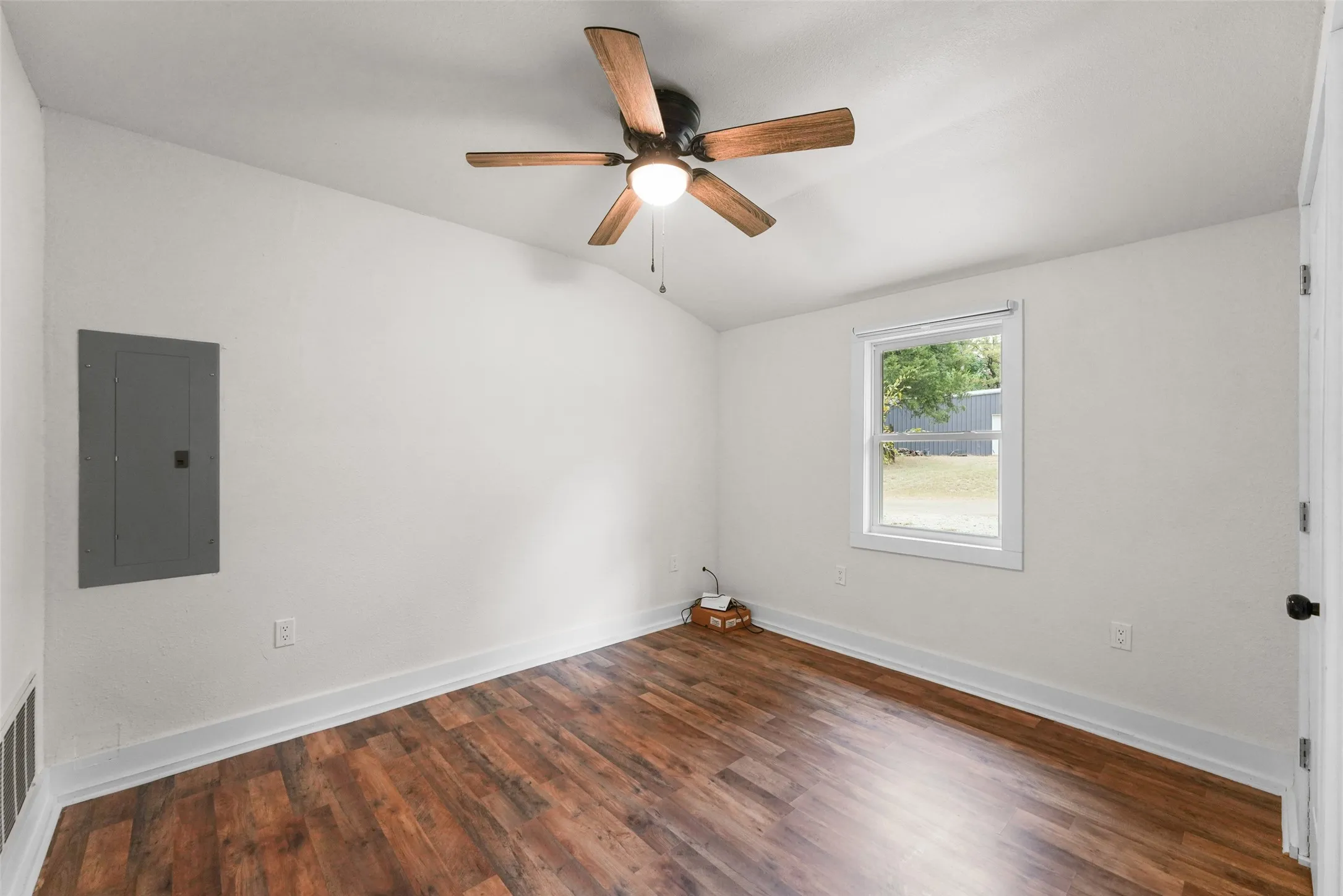 Single Family Residence For Rent in Henderson County , 110 Fawn, Mabank, Texas 75156, 2 Bedroom, 2 Bathroom, Garage spaces, 760 Sqft, built in 0, mls#21364165, Real Estate Agent in Mabank, Homes For Rent in Henderson county, Homes For Rent in Mabank, Realtor in Mabank Texas, Real Estate Brokerage Independent Realty Texas, Luminita Cordes Realtor