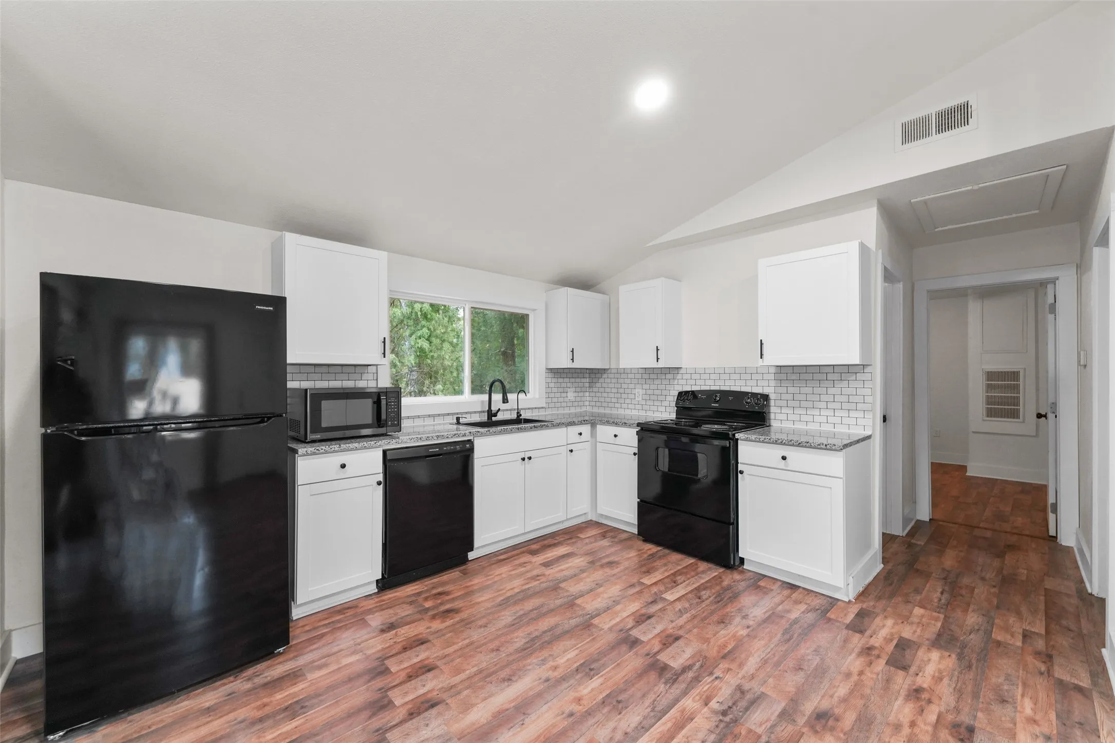 Single Family Residence For Rent in Henderson County , 110 Fawn, Mabank, Texas 75156, 2 Bedroom, 2 Bathroom, Garage spaces, 760 Sqft, built in 0, mls#21364165, Real Estate Agent in Mabank, Homes For Rent in Henderson county, Homes For Rent in Mabank, Realtor in Mabank Texas, Real Estate Brokerage Independent Realty Texas, Luminita Cordes Realtor