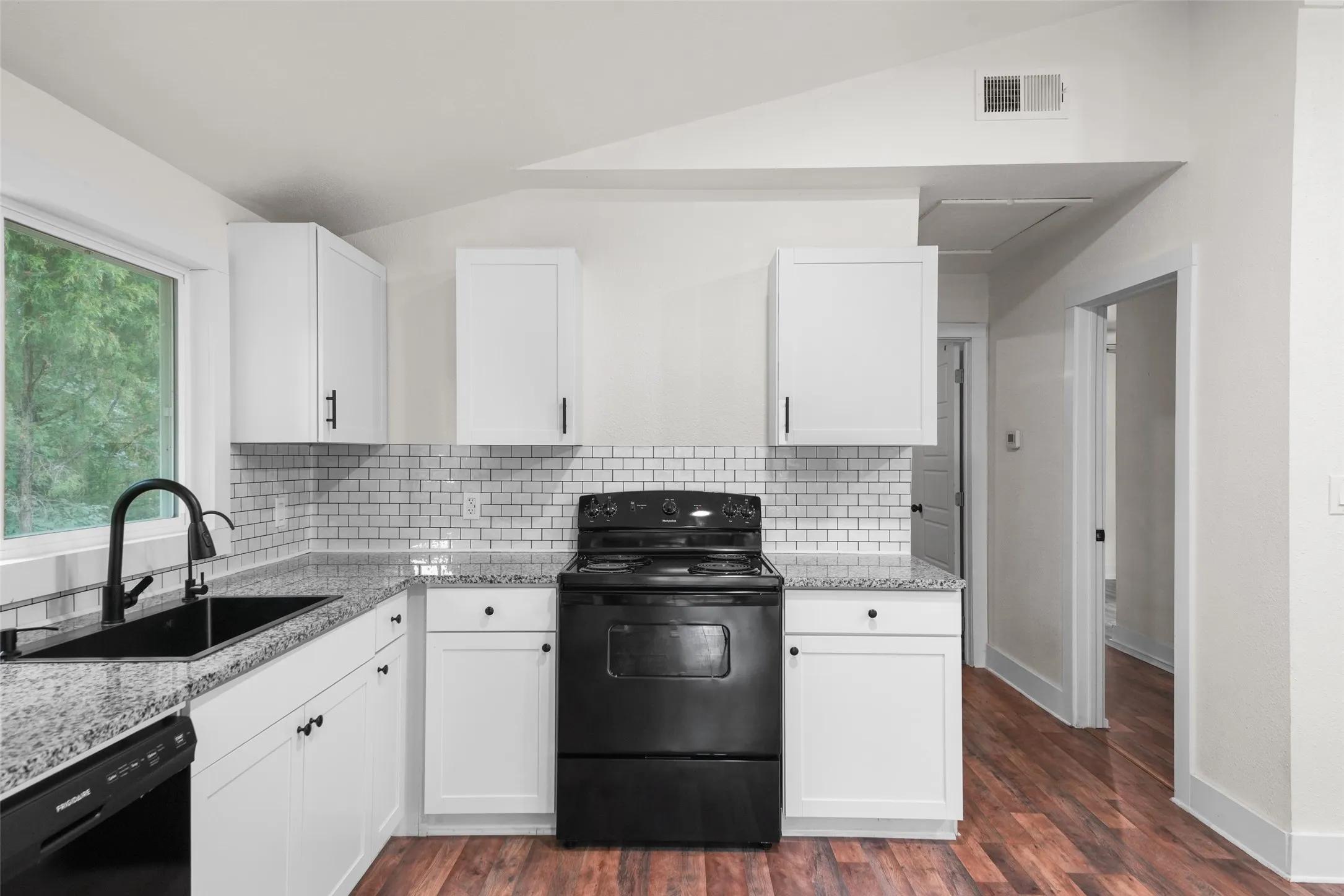 Single Family Residence For Rent in Henderson County , 110 Fawn, Mabank, Texas 75156, 2 Bedroom, 2 Bathroom, Garage spaces, 760 Sqft, built in 0, mls#21364165, Real Estate Agent in Mabank, Homes For Rent in Henderson county, Homes For Rent in Mabank, Realtor in Mabank Texas, Real Estate Brokerage Independent Realty Texas, Luminita Cordes Realtor