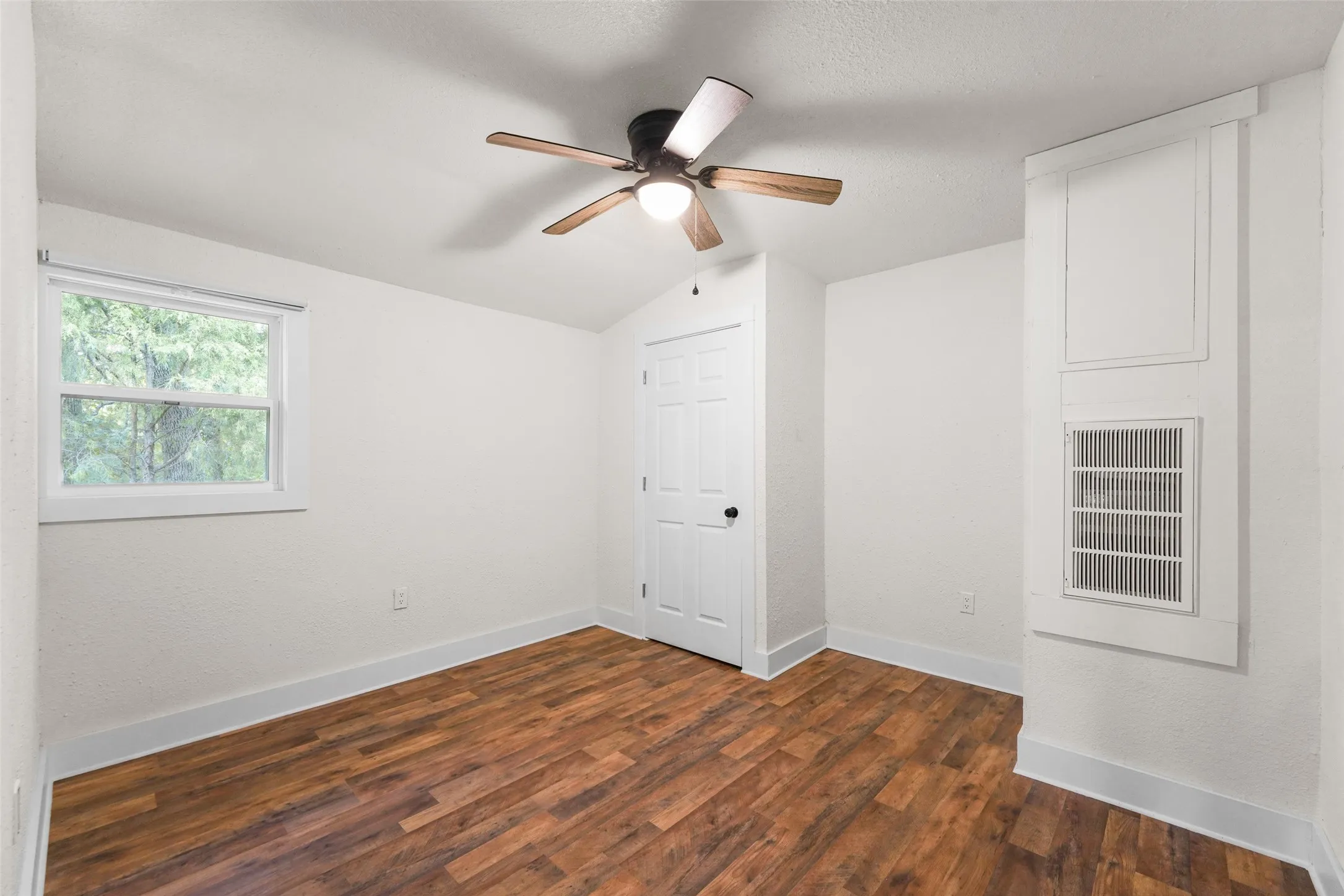 Single Family Residence For Rent in Henderson County , 110 Fawn, Mabank, Texas 75156, 2 Bedroom, 2 Bathroom, Garage spaces, 760 Sqft, built in 0, mls#21364165, Real Estate Agent in Mabank, Homes For Rent in Henderson county, Homes For Rent in Mabank, Realtor in Mabank Texas, Real Estate Brokerage Independent Realty Texas, Luminita Cordes Realtor