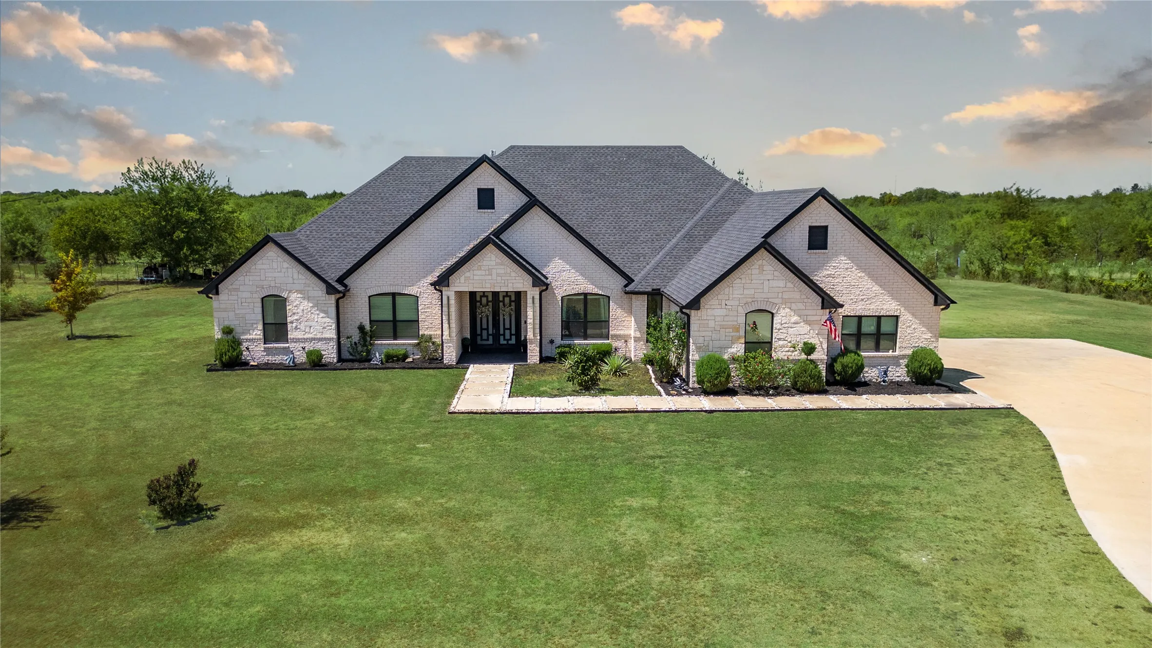 Single Family Residence For Sale in Kaufman County , 5580 Fair Road, Kaufman, Texas 75142, 4 Bedroom, 2 Bathroom, 3 Garage spaces, 2,583 Sqft, built in 2022, mls#21369223, Real Estate Agent in Kaufman, Homes For Sale in Kaufman county, Homes For Sale in Kaufman, Realtor in Kaufman Texas, Real Estate Brokerage Independent Realty Texas, Luminita Cordes Realtor