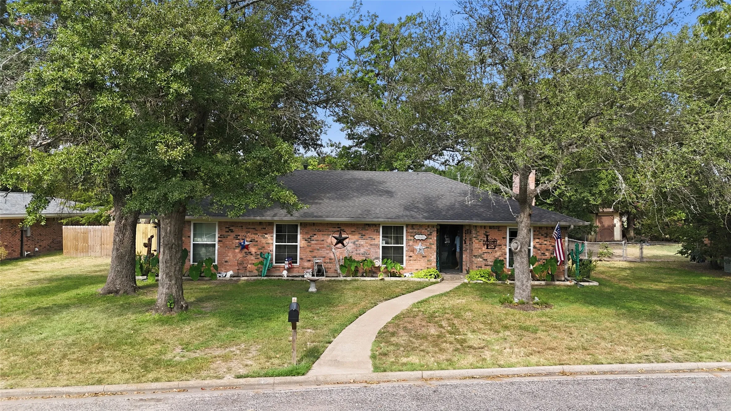 Single Family Residence For Sale in Hunt County , 3016 Arapaho Road, Commerce, Texas 75428, 3 Bedroom, 2 Bathroom, 2 Garage spaces, 1,800 Sqft, built in 1973, mls#21367561, Real Estate Agent in Commerce, Homes For Sale in Hunt county, Homes For Sale in Commerce, Realtor in Commerce Texas, Real Estate Brokerage Independent Realty Texas, Luminita Cordes Realtor