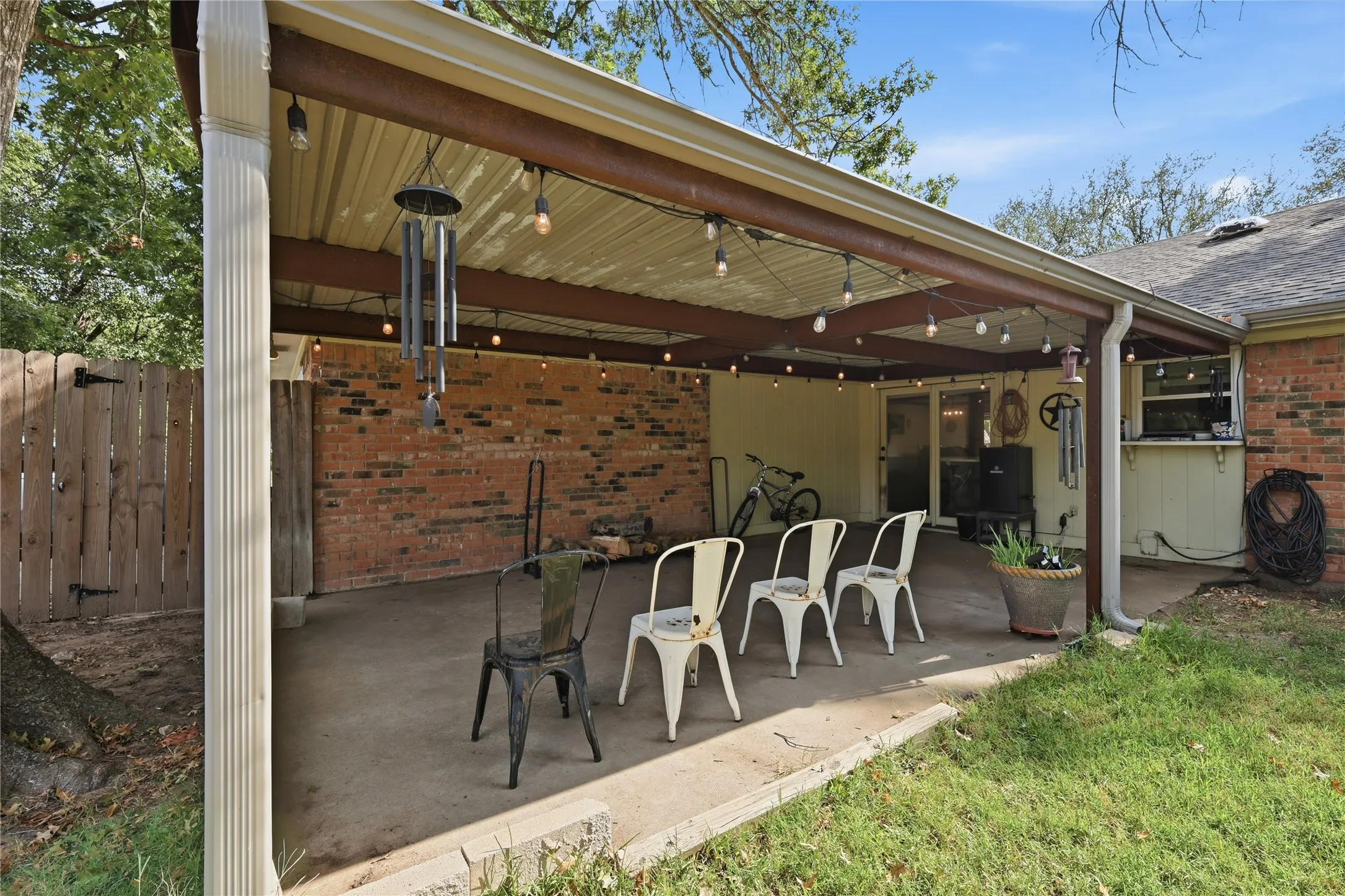 Single Family Residence For Sale in Hunt County , 3016 Arapaho Road, Commerce, Texas 75428, 3 Bedroom, 2 Bathroom, 2 Garage spaces, 1,800 Sqft, built in 1973, mls#21367561, Real Estate Agent in Commerce, Homes For Sale in Hunt county, Homes For Sale in Commerce, Realtor in Commerce Texas, Real Estate Brokerage Independent Realty Texas, Luminita Cordes Realtor