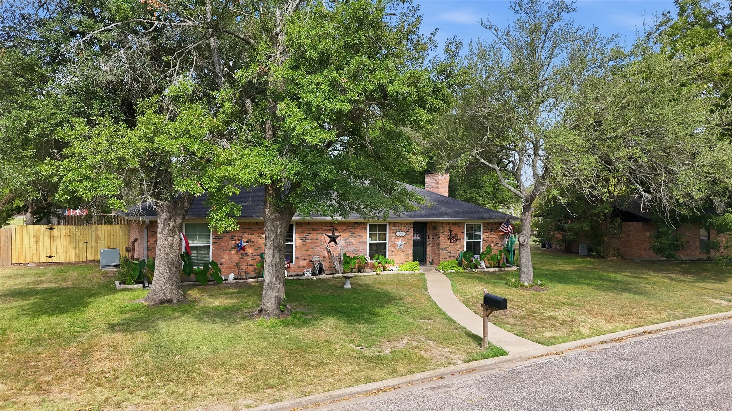 Single Family Residence For Sale in Hunt County , 3016 Arapaho Road, Commerce, Texas 75428, 3 Bedroom, 2 Bathroom, 2 Garage spaces, 1,800 Sqft, built in 1973, mls#21367561, Real Estate Agent in Commerce, Homes For Sale in Hunt county, Homes For Sale in Commerce, Realtor in Commerce Texas, Real Estate Brokerage Independent Realty Texas, Luminita Cordes Realtor