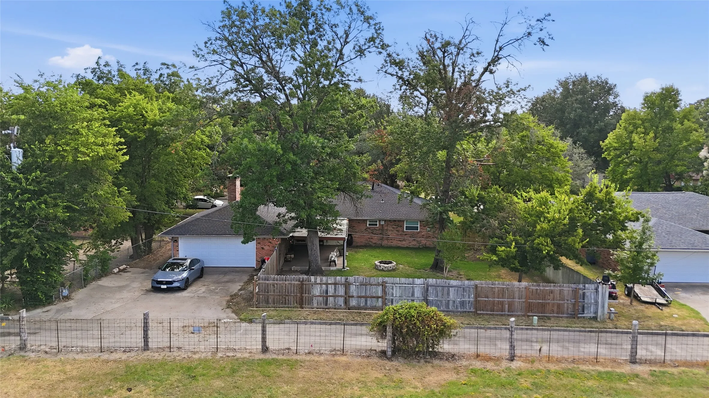 Single Family Residence For Sale in Hunt County , 3016 Arapaho Road, Commerce, Texas 75428, 3 Bedroom, 2 Bathroom, 2 Garage spaces, 1,800 Sqft, built in 1973, mls#21367561, Real Estate Agent in Commerce, Homes For Sale in Hunt county, Homes For Sale in Commerce, Realtor in Commerce Texas, Real Estate Brokerage Independent Realty Texas, Luminita Cordes Realtor