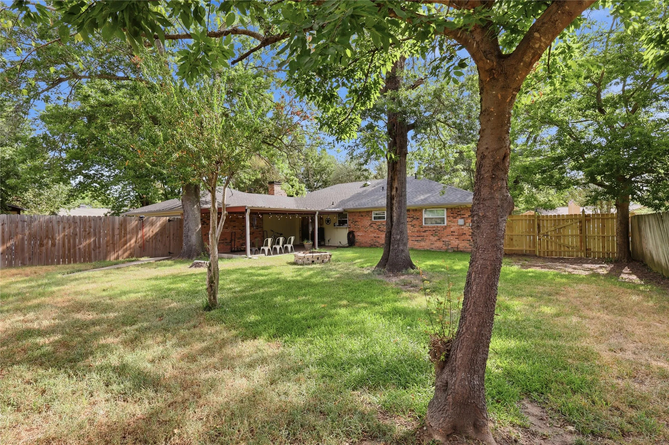 Single Family Residence For Sale in Hunt County , 3016 Arapaho Road, Commerce, Texas 75428, 3 Bedroom, 2 Bathroom, 2 Garage spaces, 1,800 Sqft, built in 1973, mls#21367561, Real Estate Agent in Commerce, Homes For Sale in Hunt county, Homes For Sale in Commerce, Realtor in Commerce Texas, Real Estate Brokerage Independent Realty Texas, Luminita Cordes Realtor