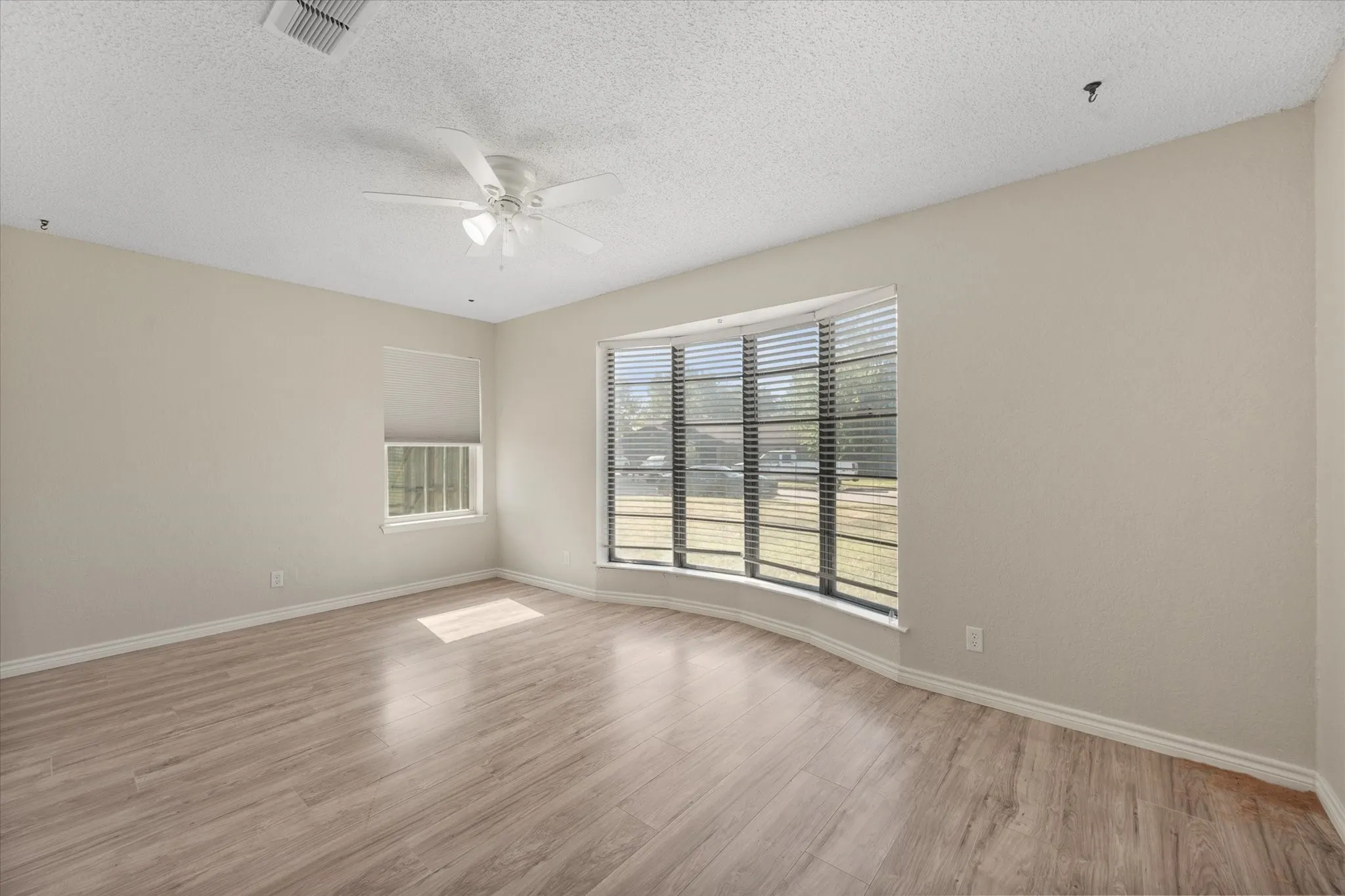 Single Family Residence For Sale in Tarrant County , 108 Haywood Drive, Benbrook, Texas 76126, 3 Bedroom, 2 Bathroom, 2 Garage spaces, 1,840 Sqft, built in 1979, mls#21370009, Real Estate Agent in Benbrook, Homes For Sale in Tarrant county, Homes For Sale in Benbrook, Realtor in Benbrook Texas, Real Estate Brokerage Independent Realty Texas, Luminita Cordes Realtor