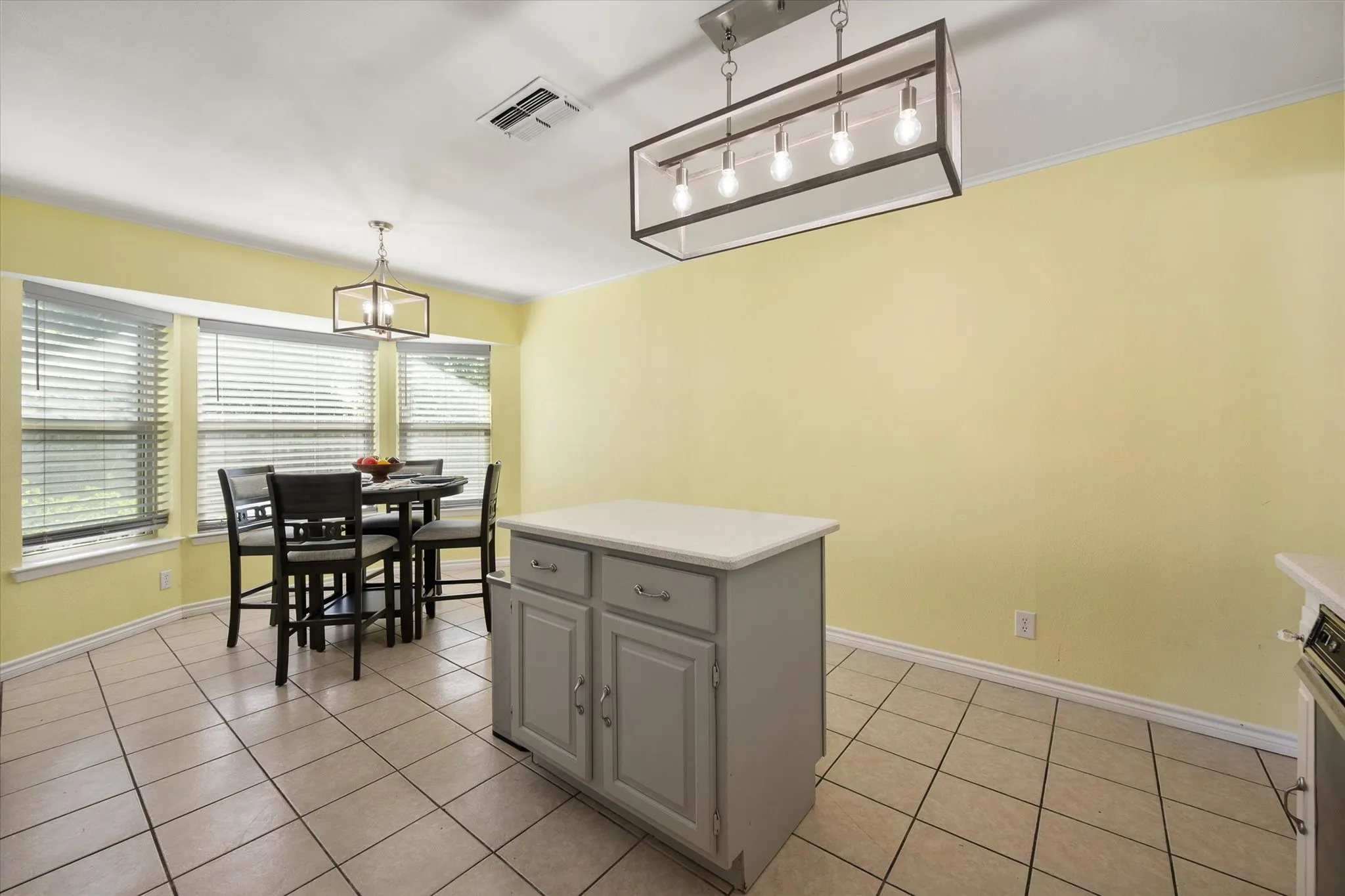 Single Family Residence For Sale in Tarrant County , 108 Haywood Drive, Benbrook, Texas 76126, 3 Bedroom, 2 Bathroom, 2 Garage spaces, 1,840 Sqft, built in 1979, mls#21370009, Real Estate Agent in Benbrook, Homes For Sale in Tarrant county, Homes For Sale in Benbrook, Realtor in Benbrook Texas, Real Estate Brokerage Independent Realty Texas, Luminita Cordes Realtor