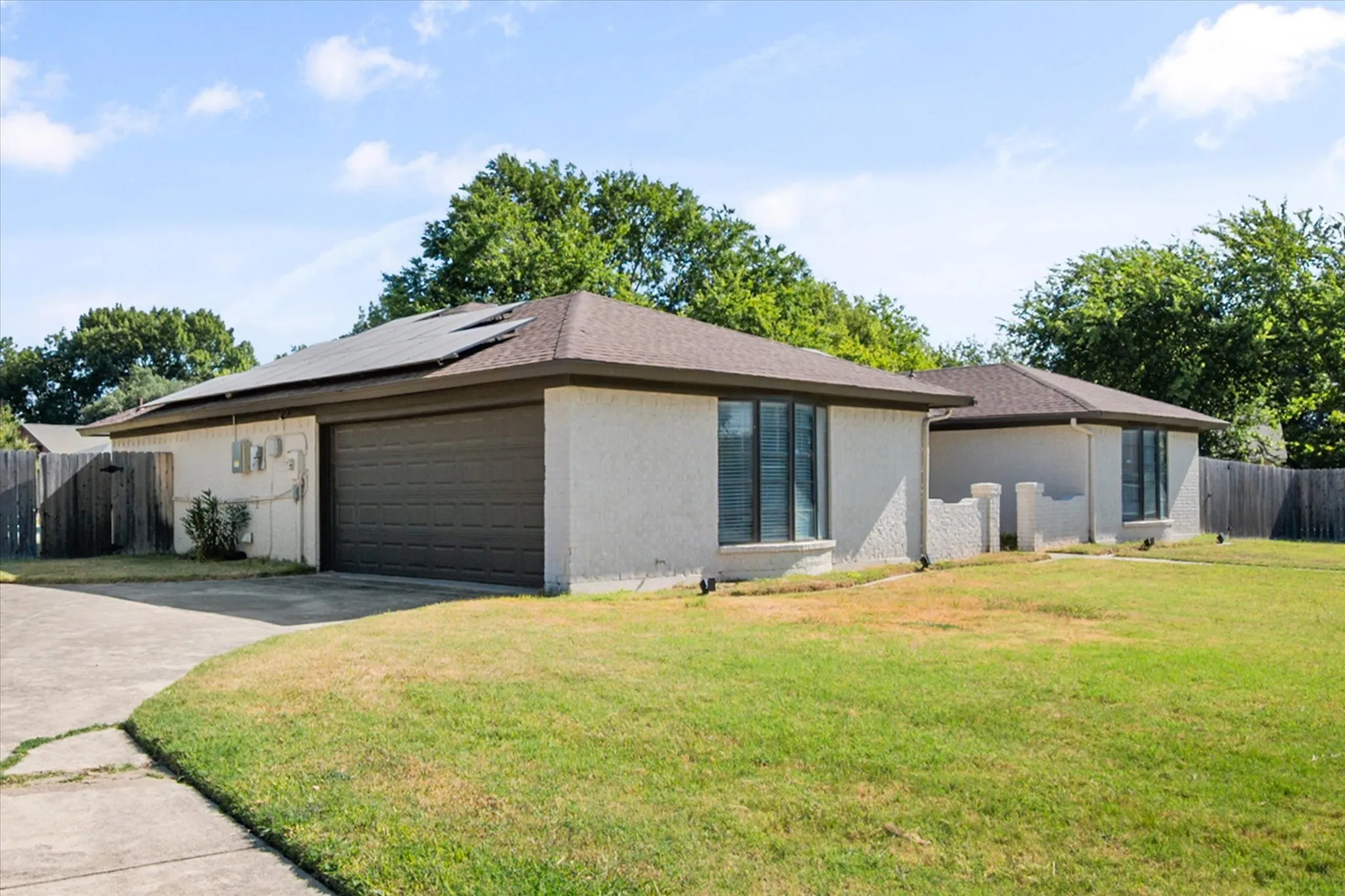 Single Family Residence For Sale in Tarrant County , 108 Haywood Drive, Benbrook, Texas 76126, 3 Bedroom, 2 Bathroom, 2 Garage spaces, 1,840 Sqft, built in 1979, mls#21370009, Real Estate Agent in Benbrook, Homes For Sale in Tarrant county, Homes For Sale in Benbrook, Realtor in Benbrook Texas, Real Estate Brokerage Independent Realty Texas, Luminita Cordes Realtor
