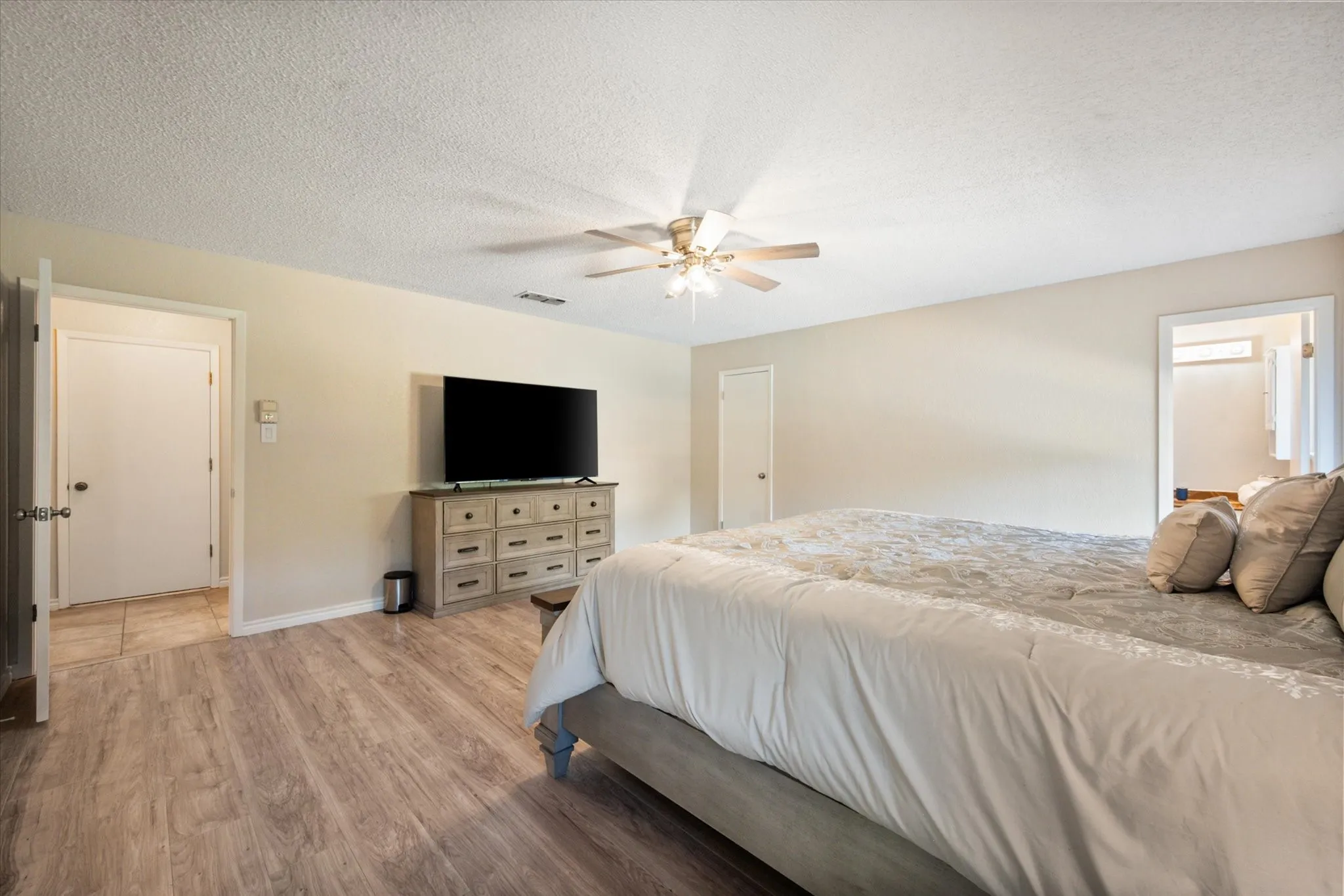 Single Family Residence For Sale in Tarrant County , 108 Haywood Drive, Benbrook, Texas 76126, 3 Bedroom, 2 Bathroom, 2 Garage spaces, 1,840 Sqft, built in 1979, mls#21370009, Real Estate Agent in Benbrook, Homes For Sale in Tarrant county, Homes For Sale in Benbrook, Realtor in Benbrook Texas, Real Estate Brokerage Independent Realty Texas, Luminita Cordes Realtor