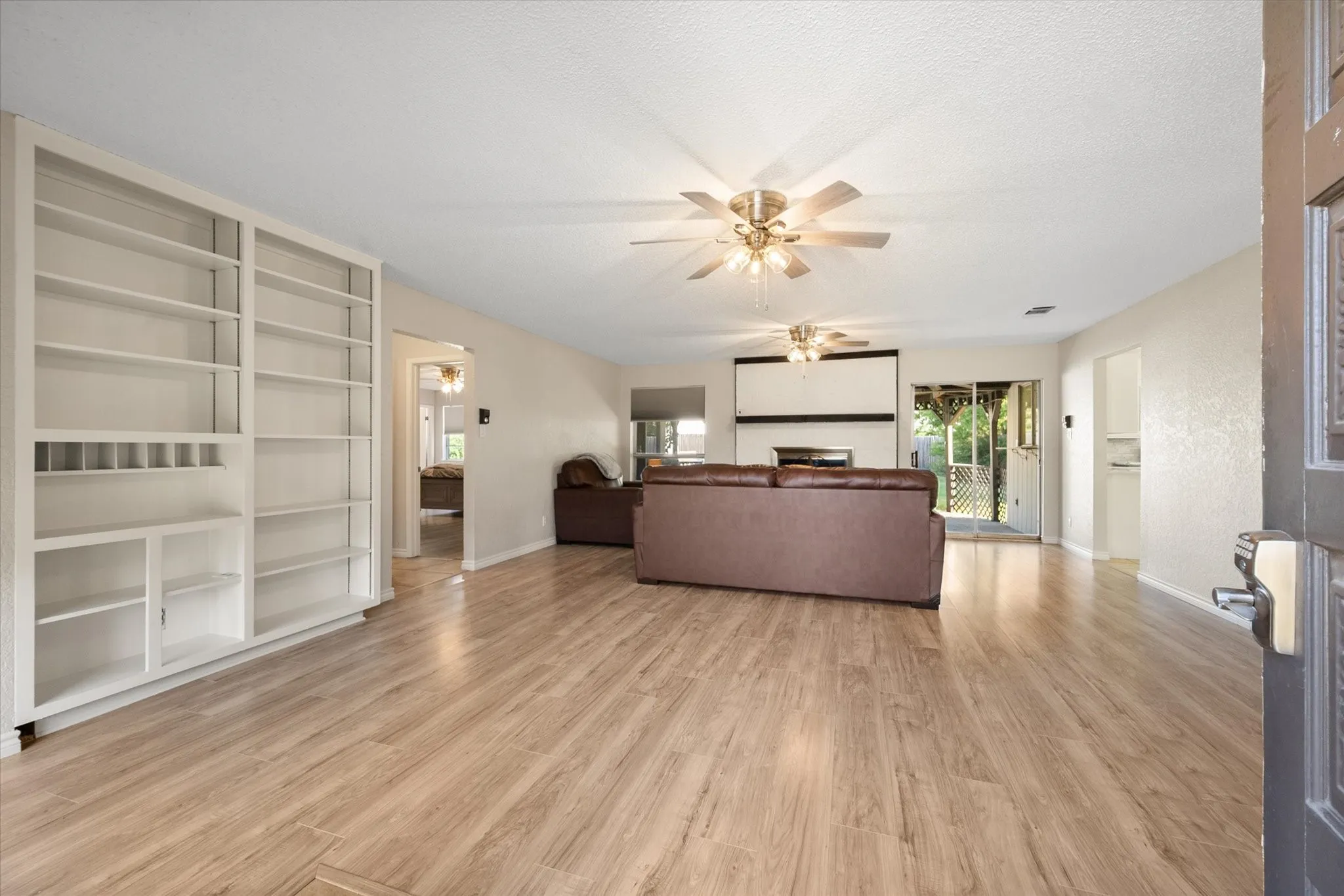 Single Family Residence For Sale in Tarrant County , 108 Haywood Drive, Benbrook, Texas 76126, 3 Bedroom, 2 Bathroom, 2 Garage spaces, 1,840 Sqft, built in 1979, mls#21370009, Real Estate Agent in Benbrook, Homes For Sale in Tarrant county, Homes For Sale in Benbrook, Realtor in Benbrook Texas, Real Estate Brokerage Independent Realty Texas, Luminita Cordes Realtor