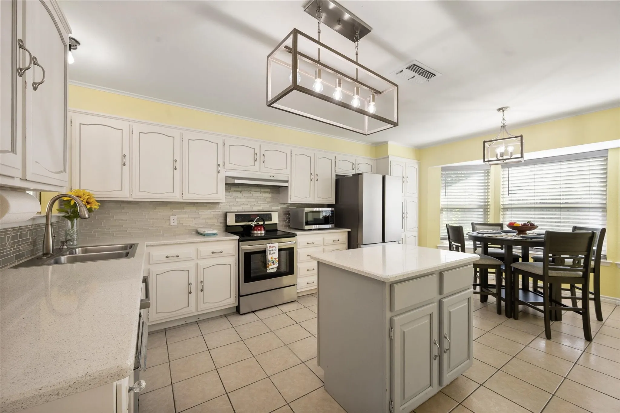 Single Family Residence For Sale in Tarrant County , 108 Haywood Drive, Benbrook, Texas 76126, 3 Bedroom, 2 Bathroom, 2 Garage spaces, 1,840 Sqft, built in 1979, mls#21370009, Real Estate Agent in Benbrook, Homes For Sale in Tarrant county, Homes For Sale in Benbrook, Realtor in Benbrook Texas, Real Estate Brokerage Independent Realty Texas, Luminita Cordes Realtor