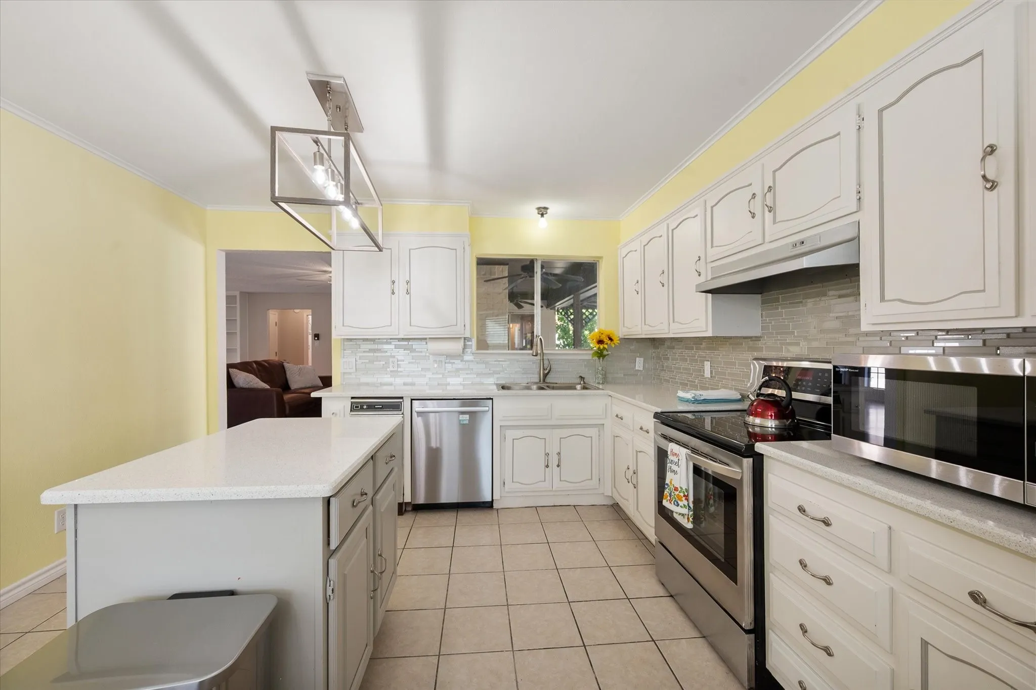Single Family Residence For Sale in Tarrant County , 108 Haywood Drive, Benbrook, Texas 76126, 3 Bedroom, 2 Bathroom, 2 Garage spaces, 1,840 Sqft, built in 1979, mls#21370009, Real Estate Agent in Benbrook, Homes For Sale in Tarrant county, Homes For Sale in Benbrook, Realtor in Benbrook Texas, Real Estate Brokerage Independent Realty Texas, Luminita Cordes Realtor
