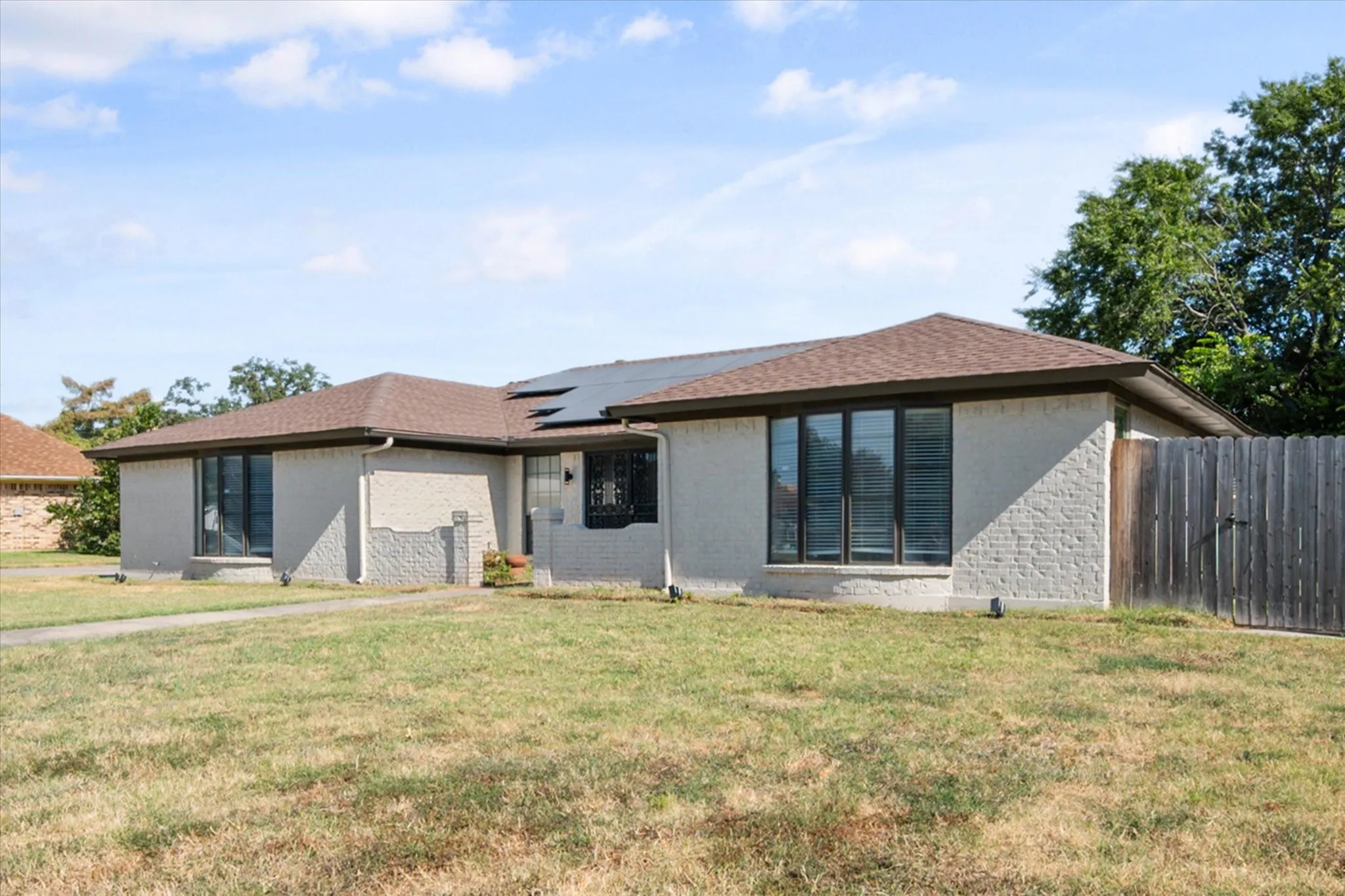 Single Family Residence For Sale in Tarrant County , 108 Haywood Drive, Benbrook, Texas 76126, 3 Bedroom, 2 Bathroom, 2 Garage spaces, 1,840 Sqft, built in 1979, mls#21370009, Real Estate Agent in Benbrook, Homes For Sale in Tarrant county, Homes For Sale in Benbrook, Realtor in Benbrook Texas, Real Estate Brokerage Independent Realty Texas, Luminita Cordes Realtor